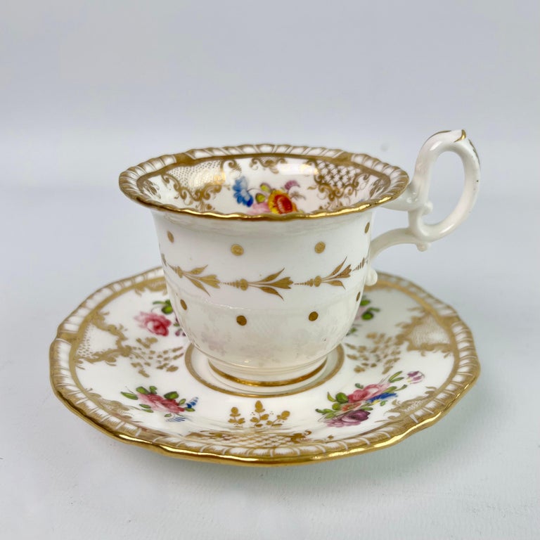 H & R Daniel Teacup Trio, White with Gilt and Floral Sprigs, Regency, ca 1825 In Good Condition In London, GB