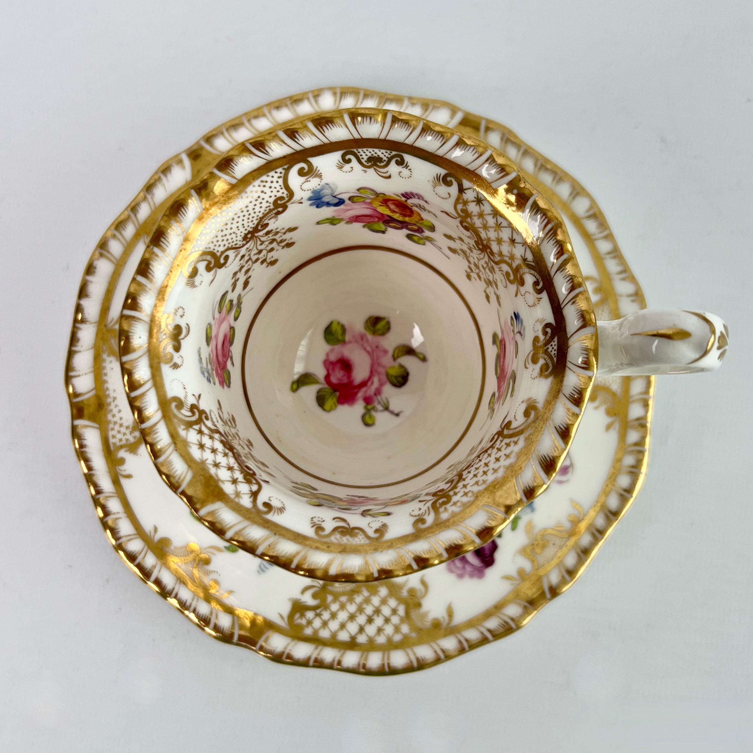 Début du XIXe siècle Trio de tasses à thé H & R Daniel, blanches avec brindilles dorées et florales, Régence, vers 1825