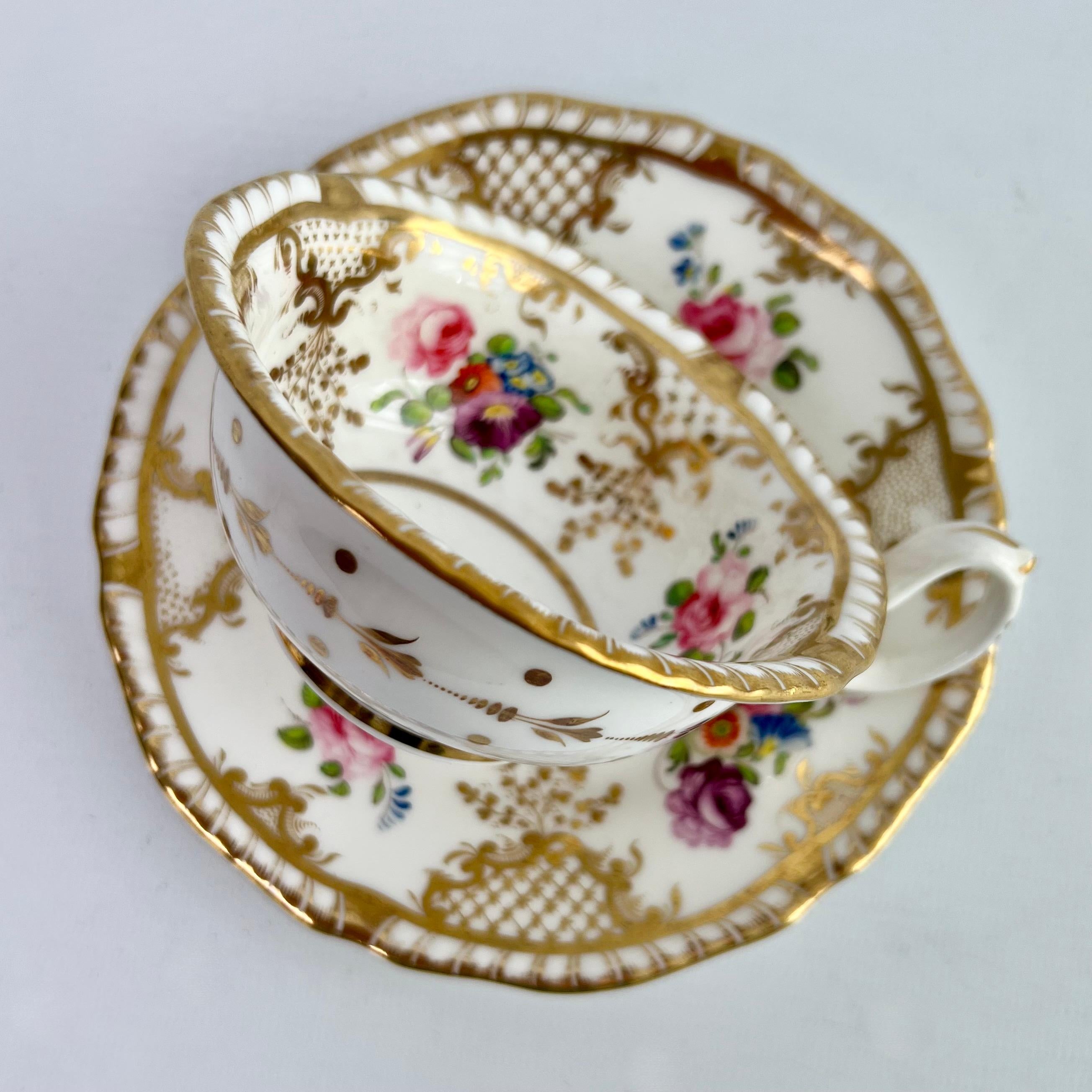 Trio de tasses à thé H & R Daniel, blanches avec brindilles dorées et florales, Régence, vers 1825 1