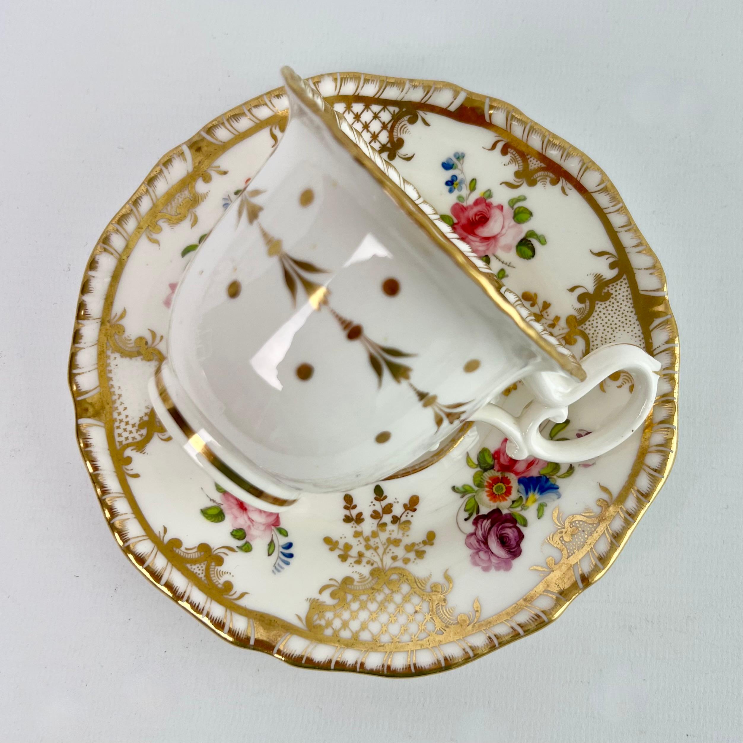 Trio de tasses à thé H & R Daniel, blanches avec brindilles dorées et florales, Régence, vers 1825 2