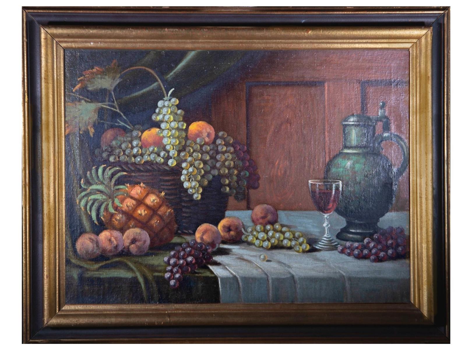 Ein auffälliges Stillleben aus dem frühen 20. Jahrhundert mit exotischen Früchten und einem Krug mit Wein und einem vollen Glas. Der Künstler hat in der linken unteren Ecke signiert und das Gemälde wurde in einem schönen zeitgenössischen vergoldeten