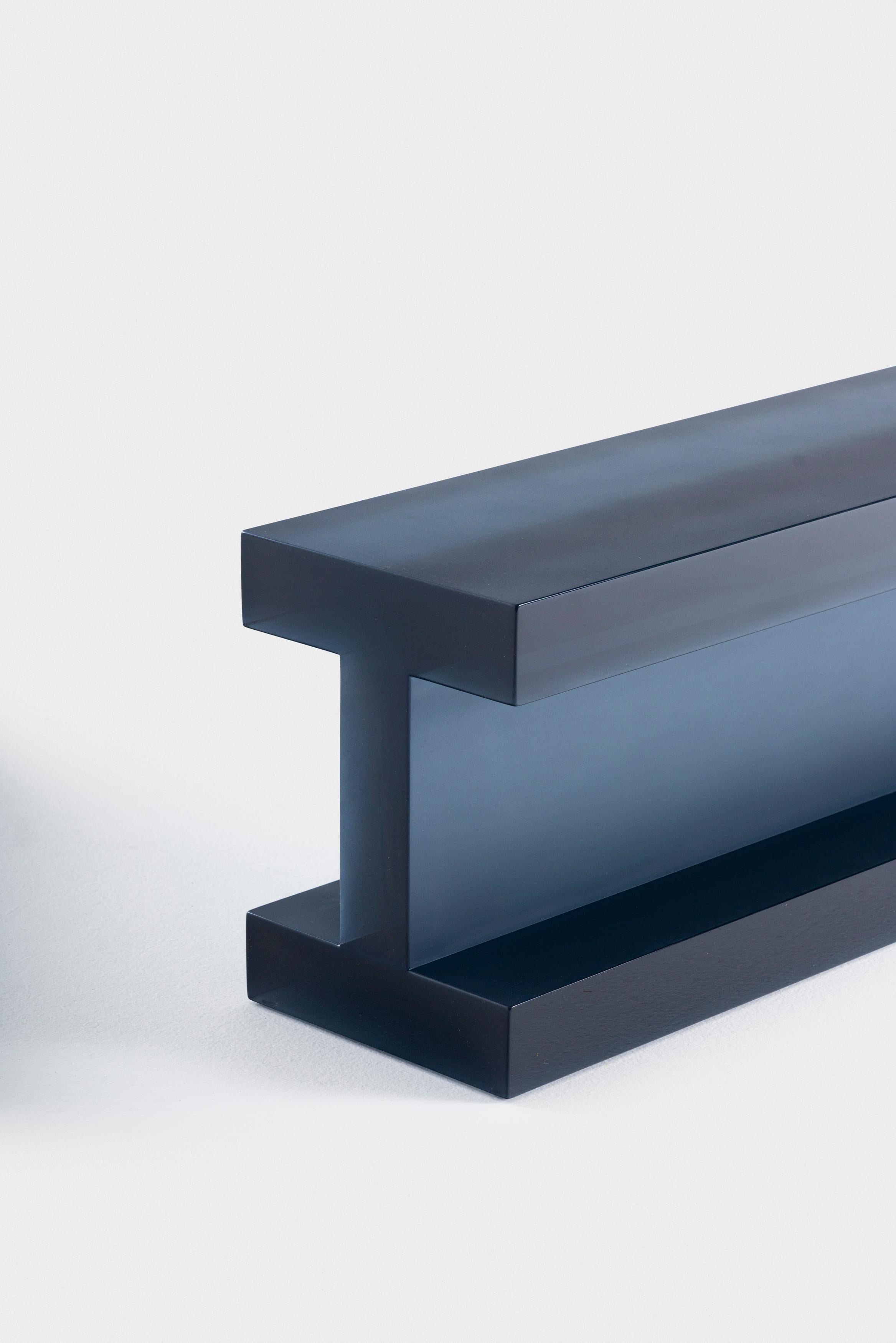 Le bleu profond et la transparence réduite de H Bench créent une illusion de profondeur infinie, renforcée par le jeu des surfaces polies et mates. 

Le profil en H, un archétype familier dans la construction, prend un nouveau caractère grâce à ce