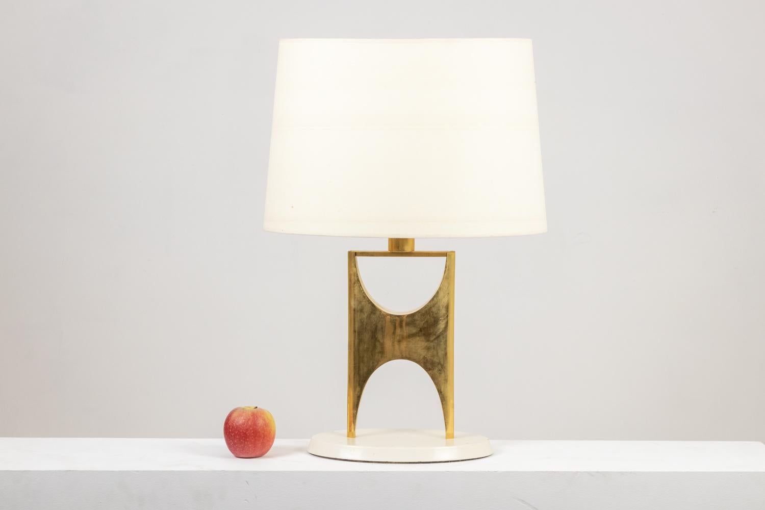Lampe en bronze doré en forme de H.

Œuvre réalisée au 20e siècle.

Dimensions : H 39 x L 29,5 x P 18 cm : H 39 x L 29,5 x P 18 cm

Référence : LS4028657U

! Le prix indiqué ne comprend pas celui de l'abat-jour. Notre atelier peut cependant vous