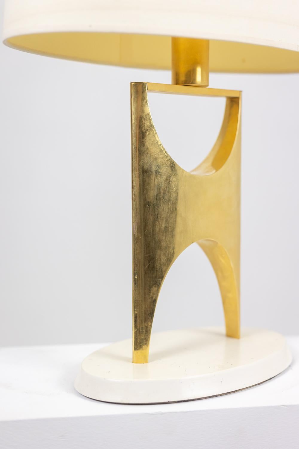 20ième siècle Lampe en forme de H en bronze doré. 20e siècle. en vente