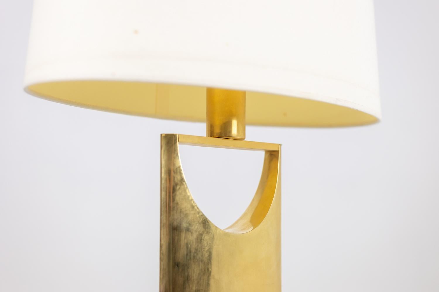 Bronze Lampe en forme de H en bronze doré. 20e siècle. en vente