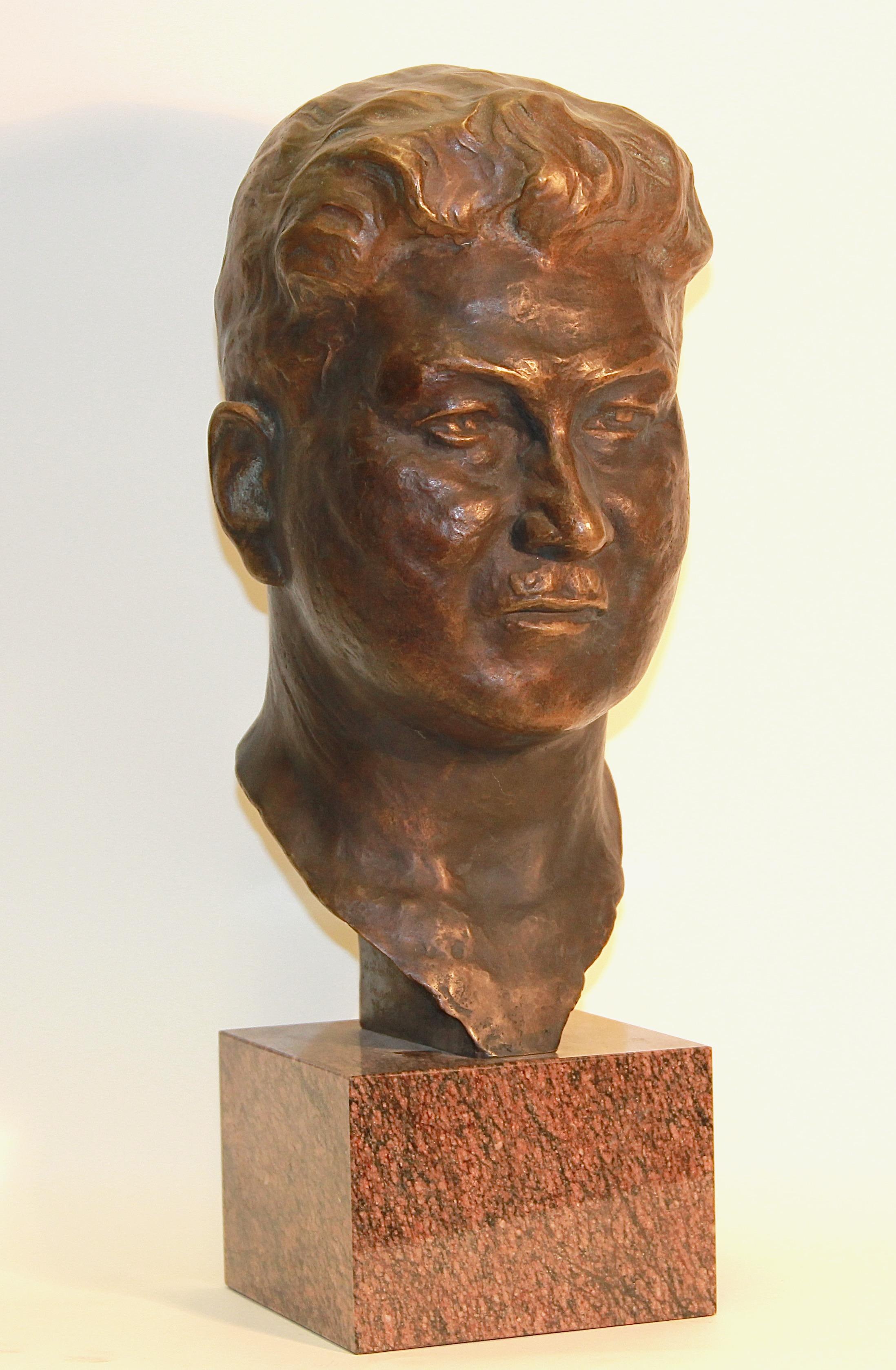 Hermann Siedentop (1864-1943), Braunschweiger Bildhauer während eines Luftangriffs
gestorben, lebensgroße Büste eines Mannes, braun patinierte Bronze auf Marmorsockel, rückseitig signiert. 