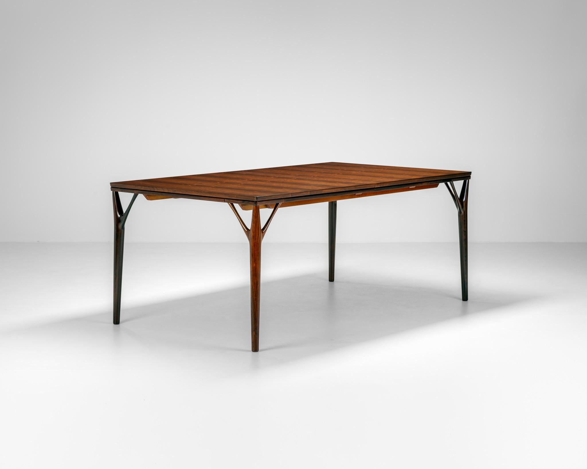 H. Sigh & Son Rosewood Dining Table, Denmark c1960 In Good Condition For Sale In Braga, 03