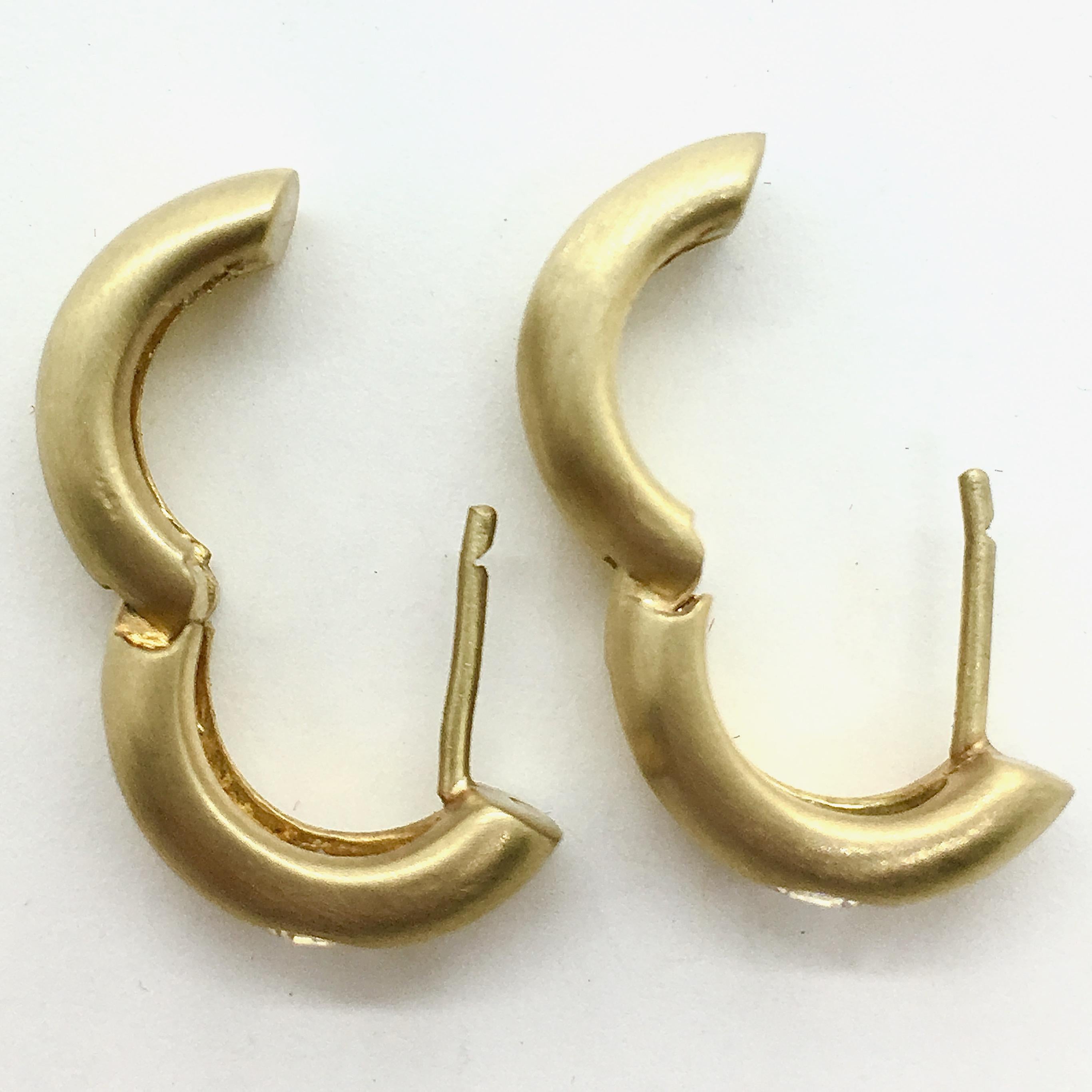 H. Stern 0.64 Carat Diamond Huggie Hoop Earrings in Brushed 18 Karat Yellow Gold 3
