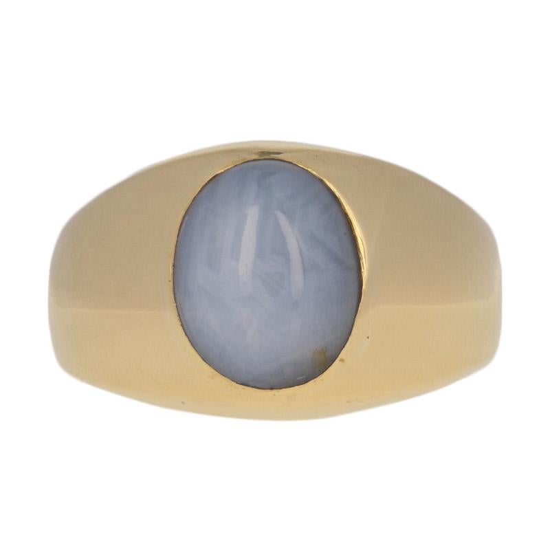 Bien habillé et prêt à impressionner ! Fabriquée par H. Stern, cette élégante chevalière met en valeur un saphir cabochon étoilé serti dans de l'or jaune 18 carats brillant. 

Cette bague est une taille 9 1/2 - 9 3/4, mais elle peut être retaillée