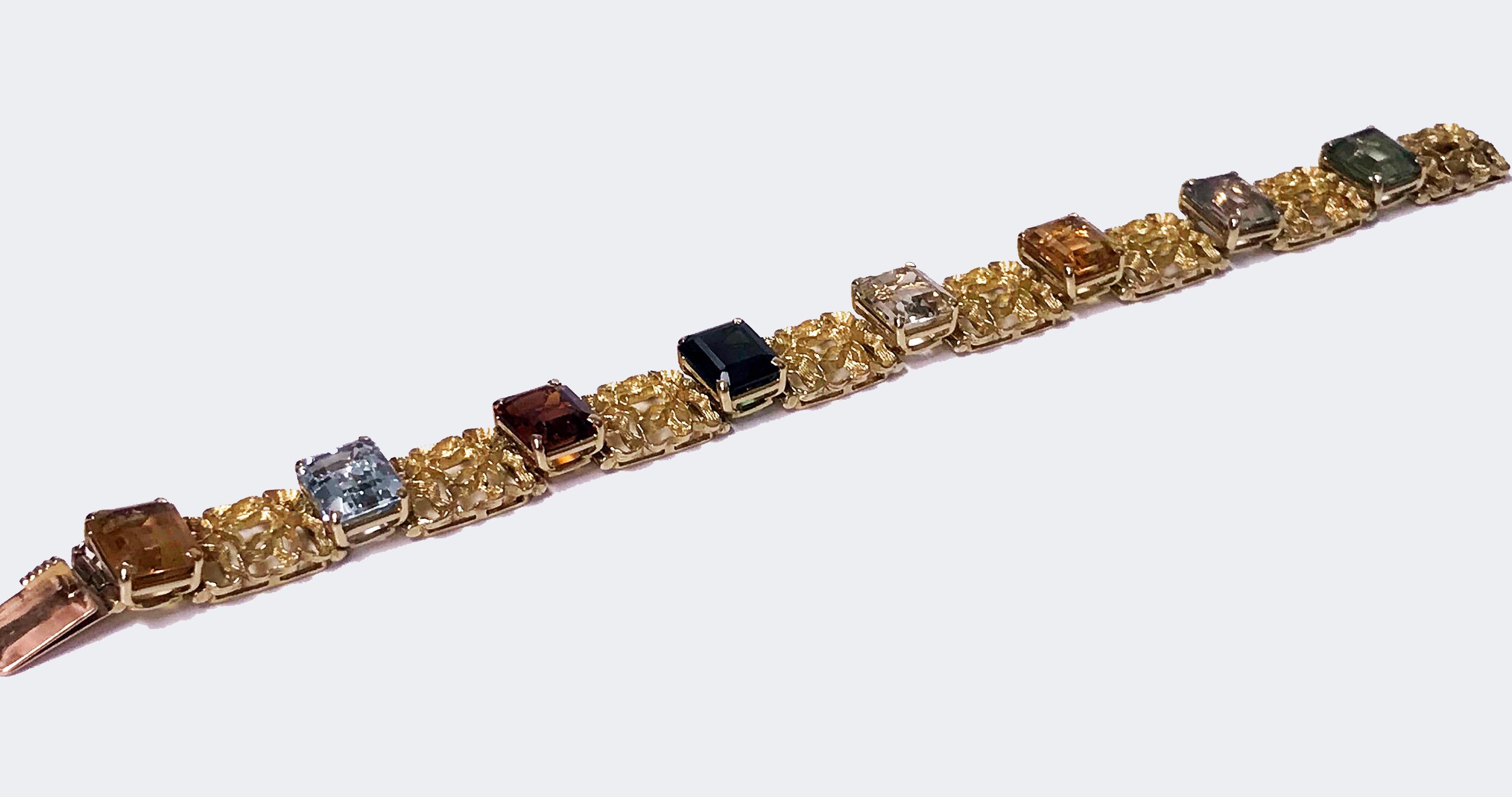 18K Armband mit mehreren Edelsteinen, H. Stern, 20. Jahrhundert. Das Armband mit offenen, strukturierten, rechteckigen Gliedern ist mit acht rechteckigen, in Krallen gefassten Edelsteinen besetzt, darunter Aquamarin, grüner Turmalin, Diopsid und