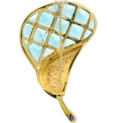 H. Stern Broche fleur de calla en or 18 carats, topaze bleue, grenat, iolite et diamants