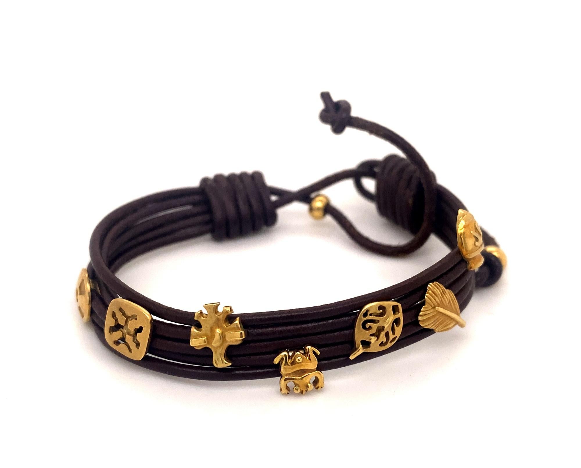 Dies ist ein atemberaubendes Armband von H. Stern aus der Purangow Collection, inspiriert von den Stämmen des Amazonas. Das Armband hat 5 Lederstränge mit goldenen Akzenten, die Federn und andere Symbole darstellen.  Goldakzente mit 750 und mit H.