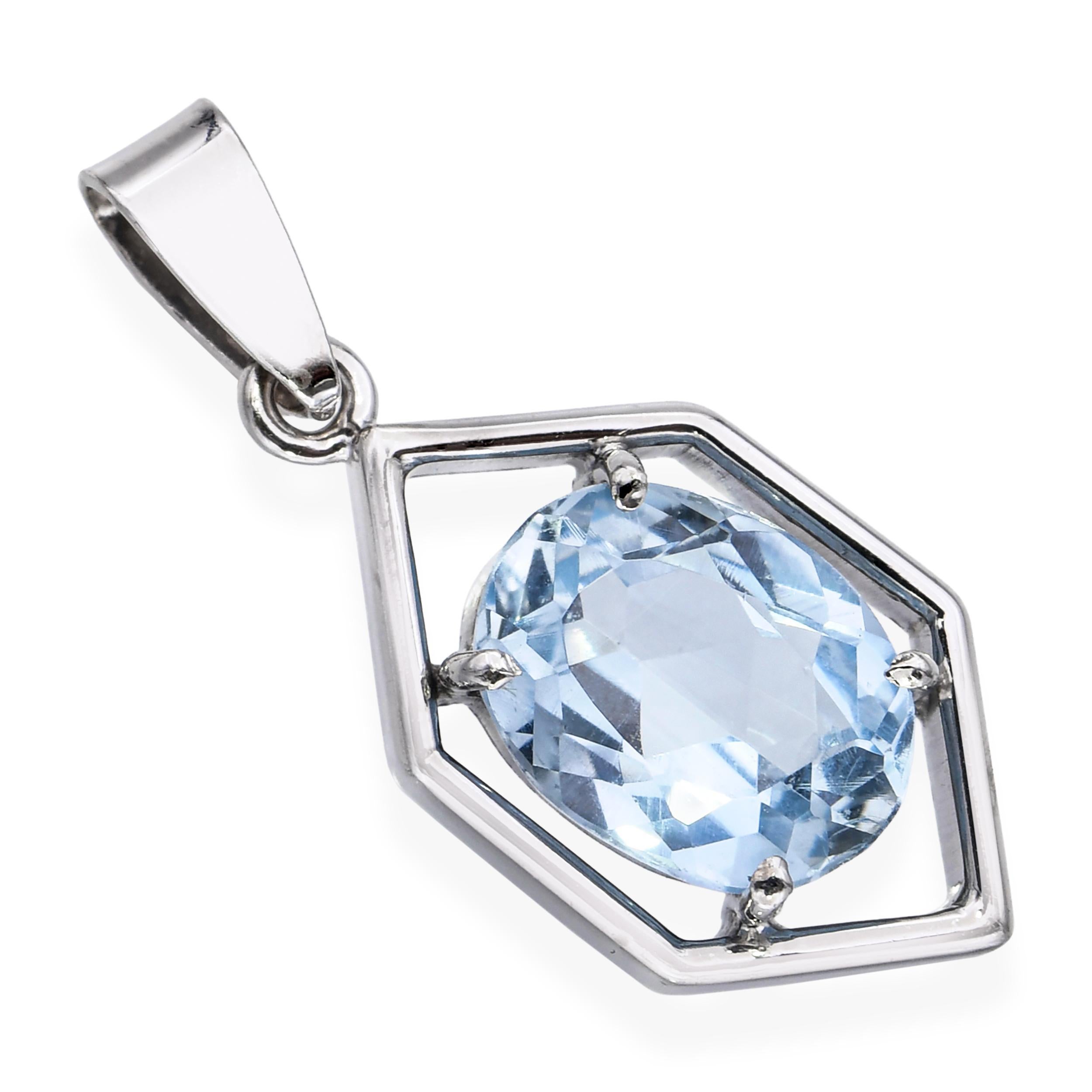 Ce pendentif vintage est finement réalisé en or blanc 18 carats et met en valeur une aigue-marine de 1,51 carat à l'éclat doux et bleu océan. La monture nette et élégante permet à la clarté et à la couleur de la pierre précieuse d'occuper le devant
