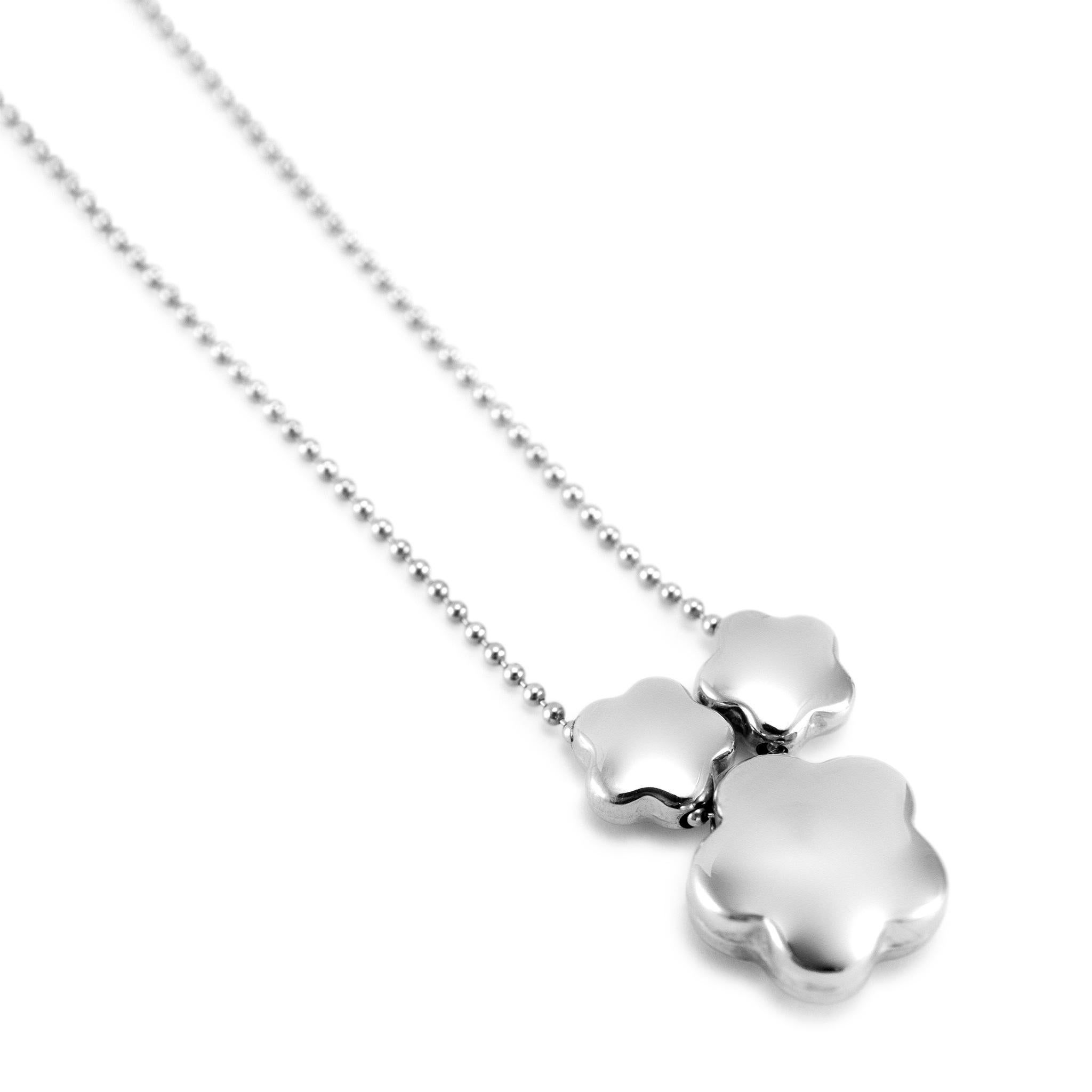 H. Stern 18K White Gold Gliding Three Flower Pendant Necklace In Excellent Condition For Sale In Houston, TX