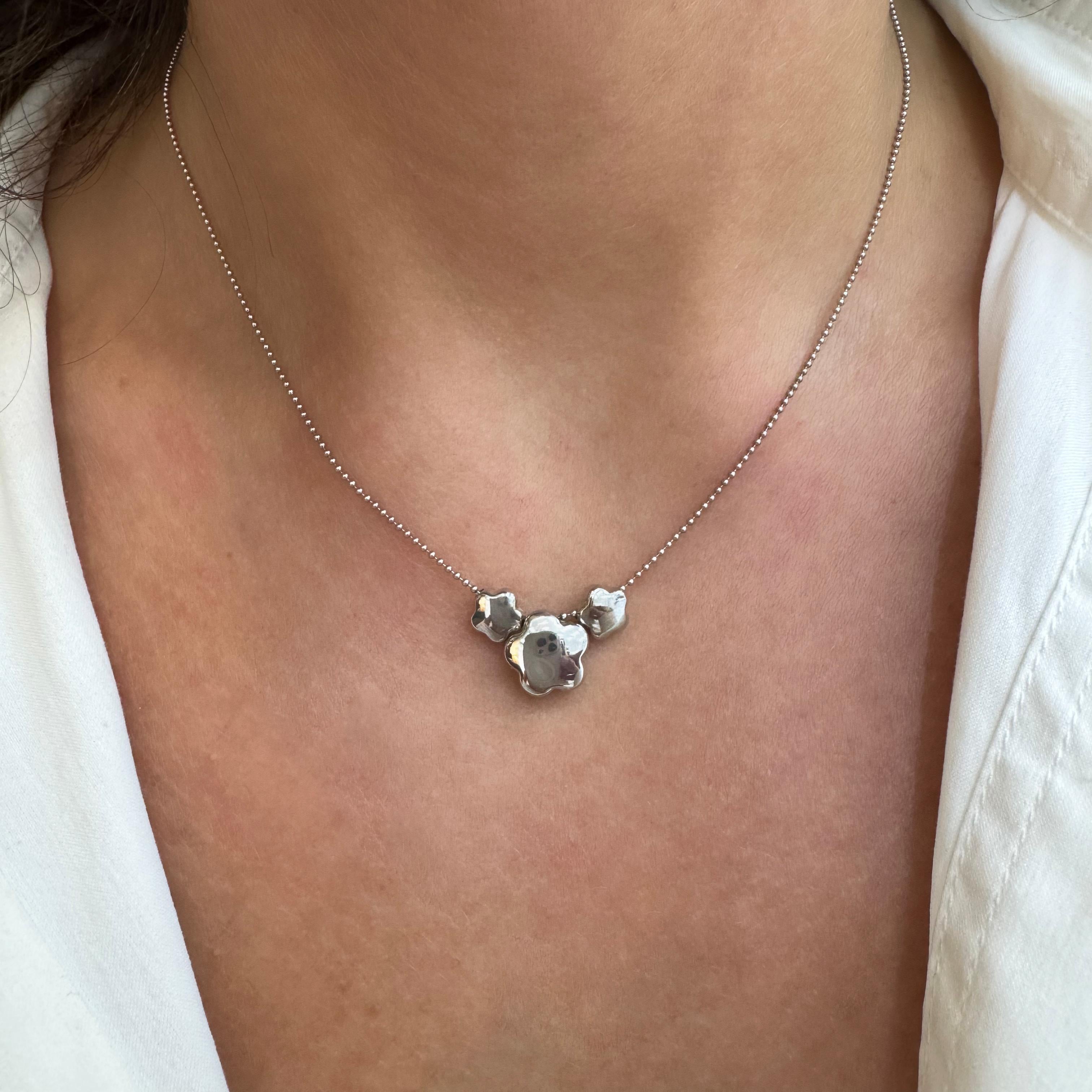 H. Stern 18K White Gold Gliding Three Flower Pendant Necklace For Sale 2