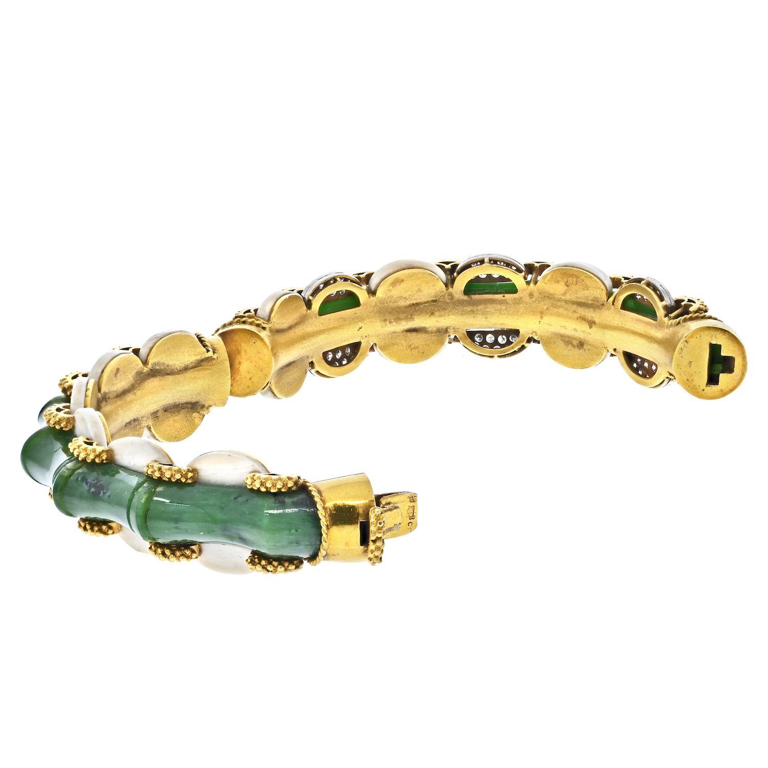 Beautiful and very unusual piece, created in Brazil by the jewelry house of Hans Stern during the mid-century period, back in the 1950. This rare bracelet bangle has been designed with organic and chinoiserie patterns and was carefully crafted in