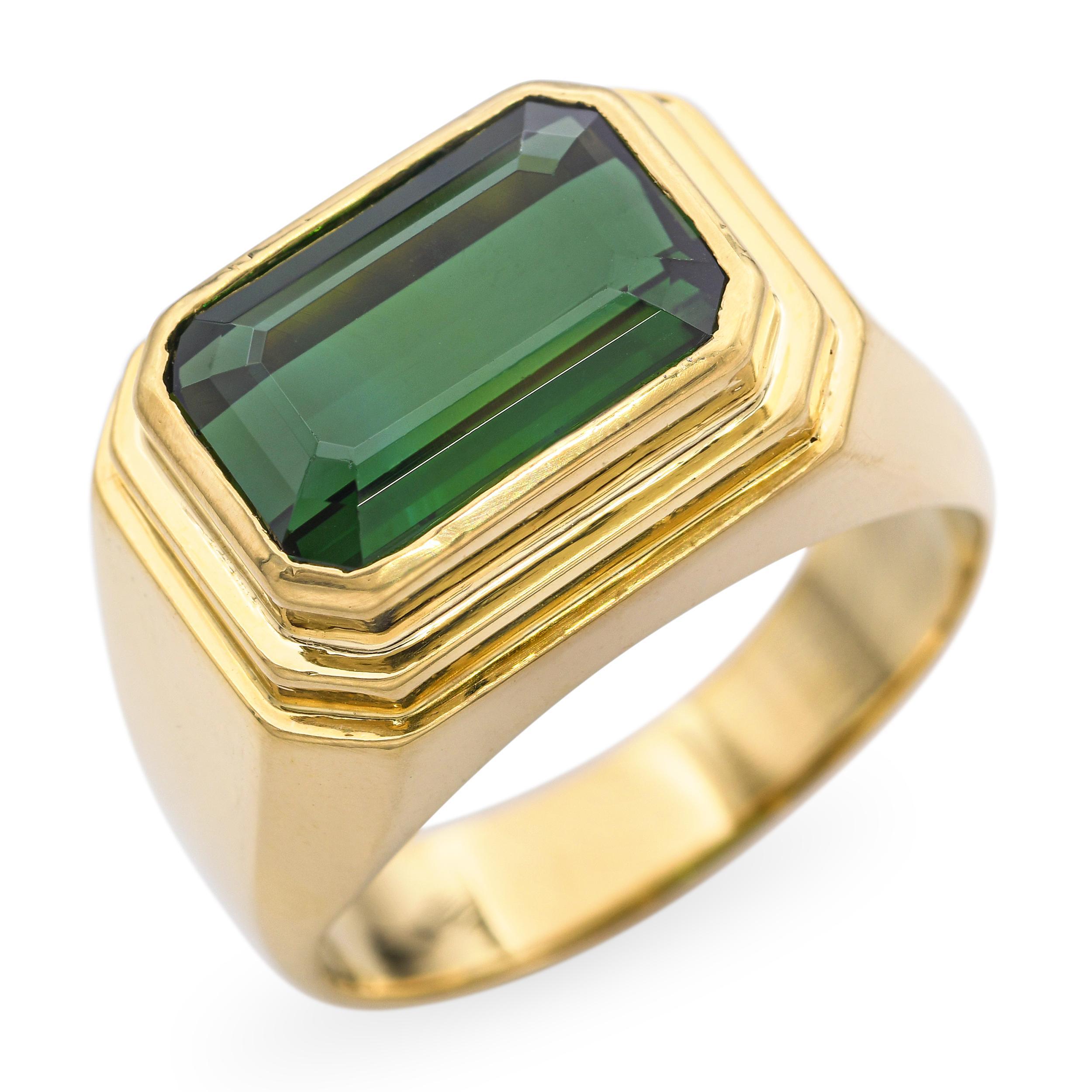 Este anillo vintage de H. Stern está elaborado en oro amarillo de 18 quilates y tiene como pieza central una impresionante turmalina verde de 5,01 quilates. La gema muestra un tono verde intenso con una claridad y un brillo preciosos, lo que la