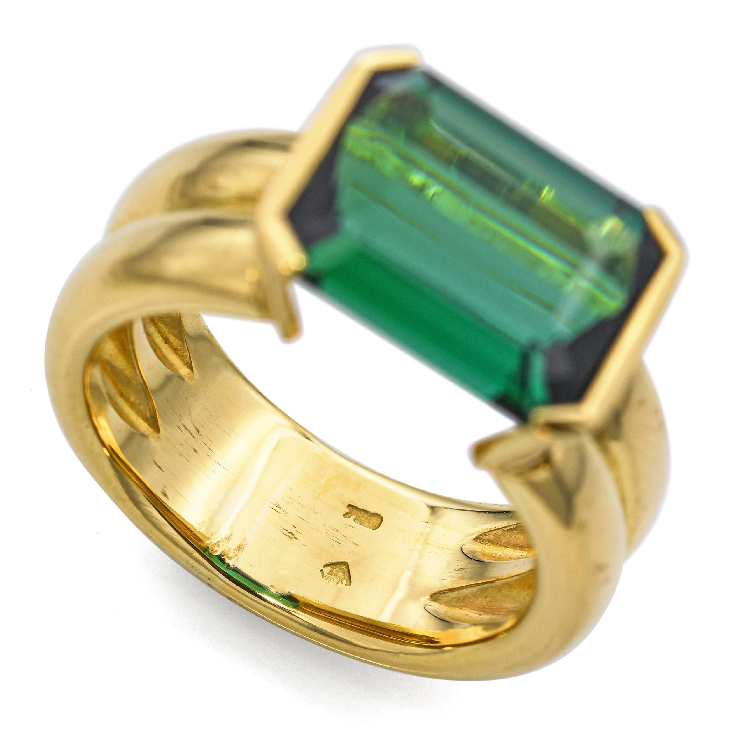 H. Stern Bague en or jaune 18k avec tourmaline verte 6ct Bon état - En vente à New York, NY