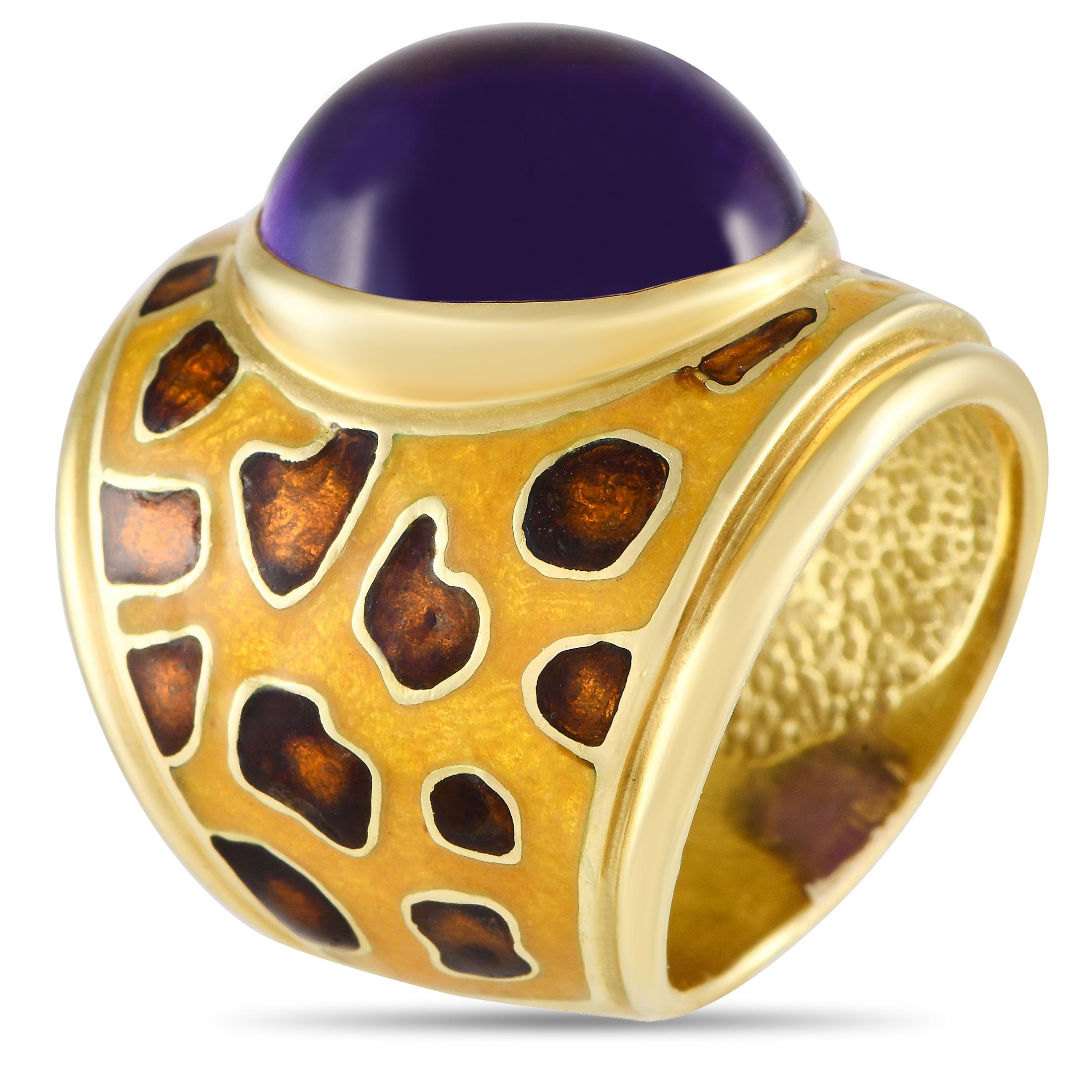 For the daring fashionista, here is a unique statement ring innovatively designed by Brazilian luxury jewelry house H.Stern. The chunky cocktail ring in 18K yellow gold has a 12mm band with a top height of 10mm. The wide band features a leopard