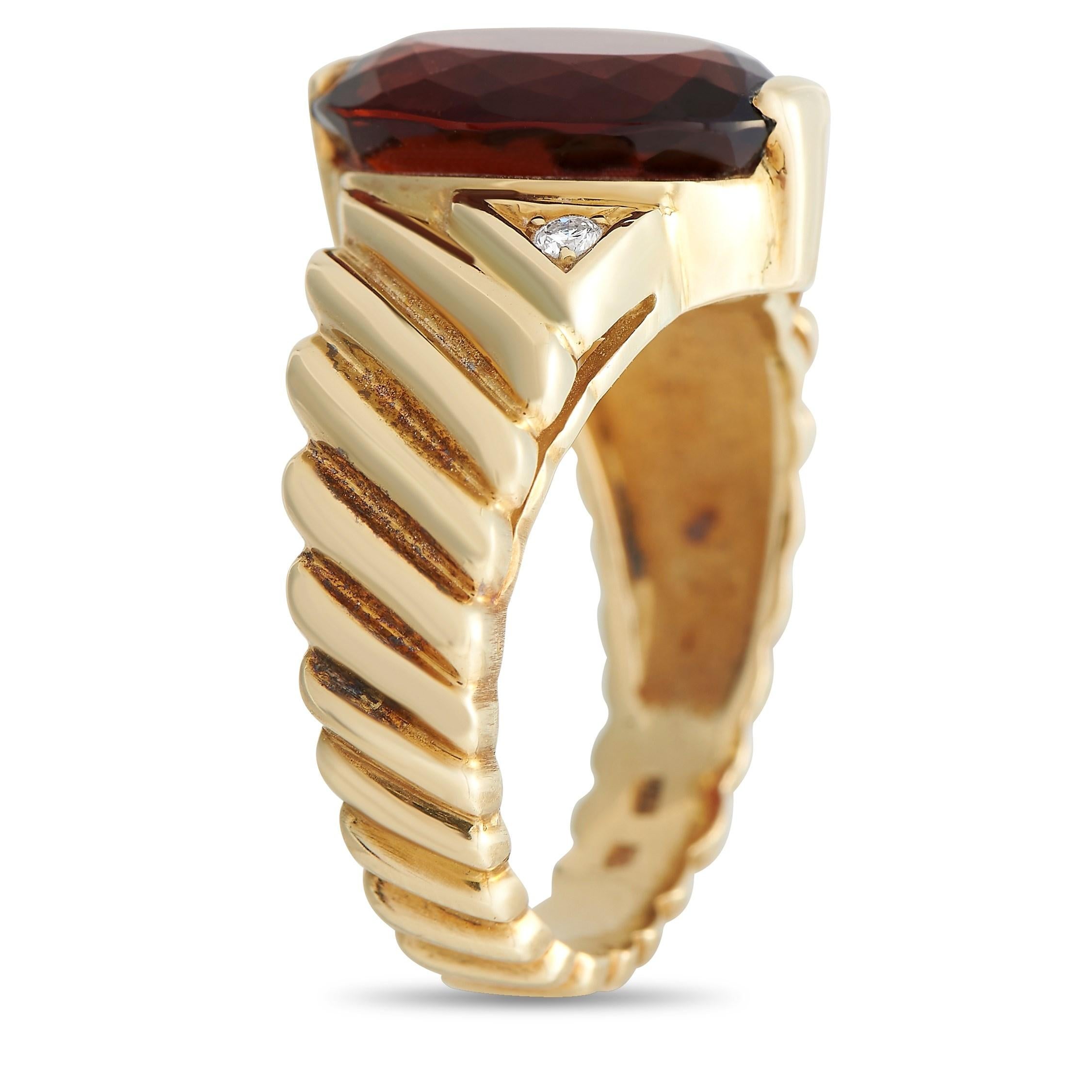 Dieser beeindruckende Ring von H. Stern ist aus 18 Karat Gelbgold gefertigt und verfügt über ein 5 mm langes, geripptes Band. Ein großer Granat in der Mitte, der von zwei runden Diamanten an den gegenüberliegenden Seiten unterstrichen wird,