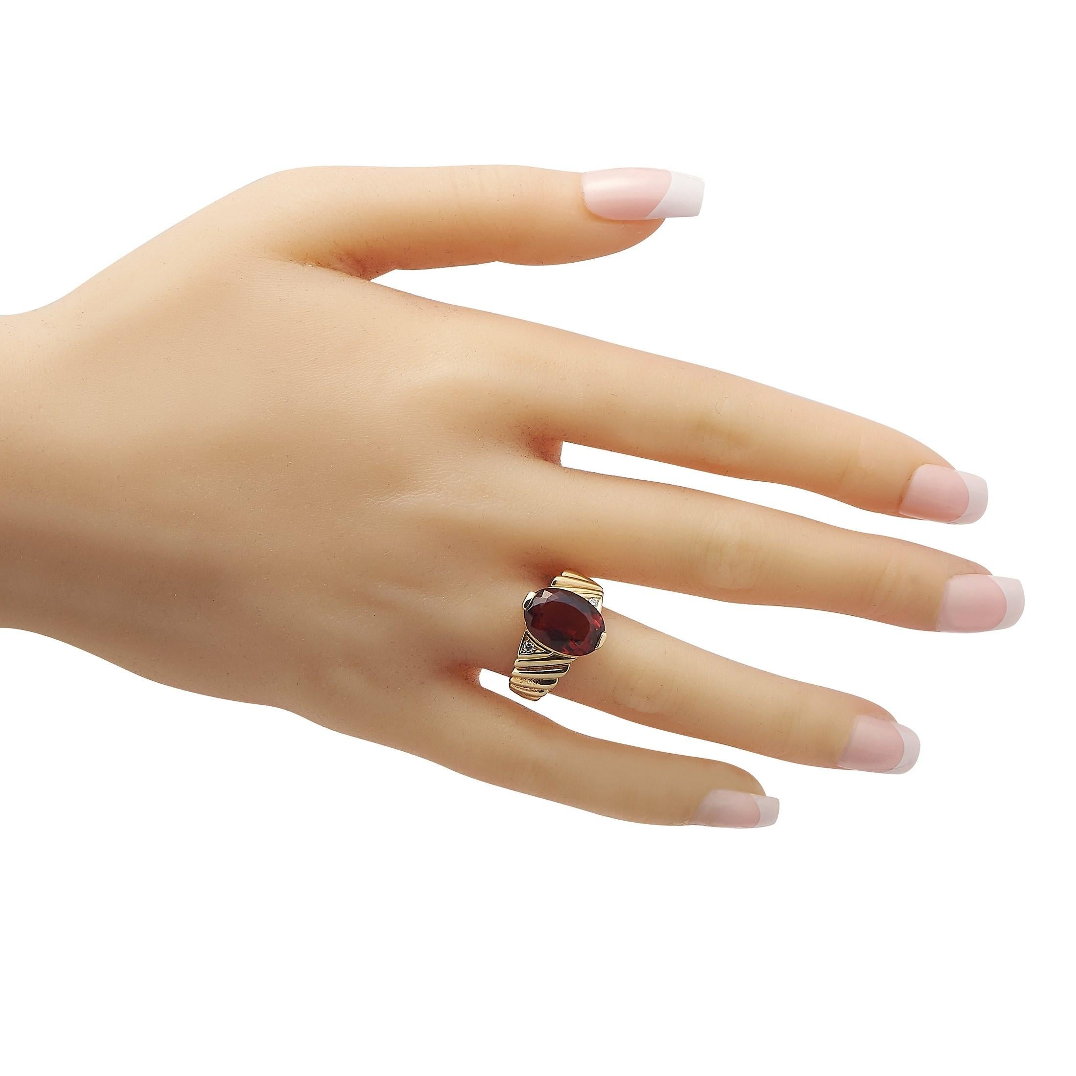 Ring aus 18 Karat Gelbgold mit Diamant und Granat von H. Stern (Ovalschliff)
