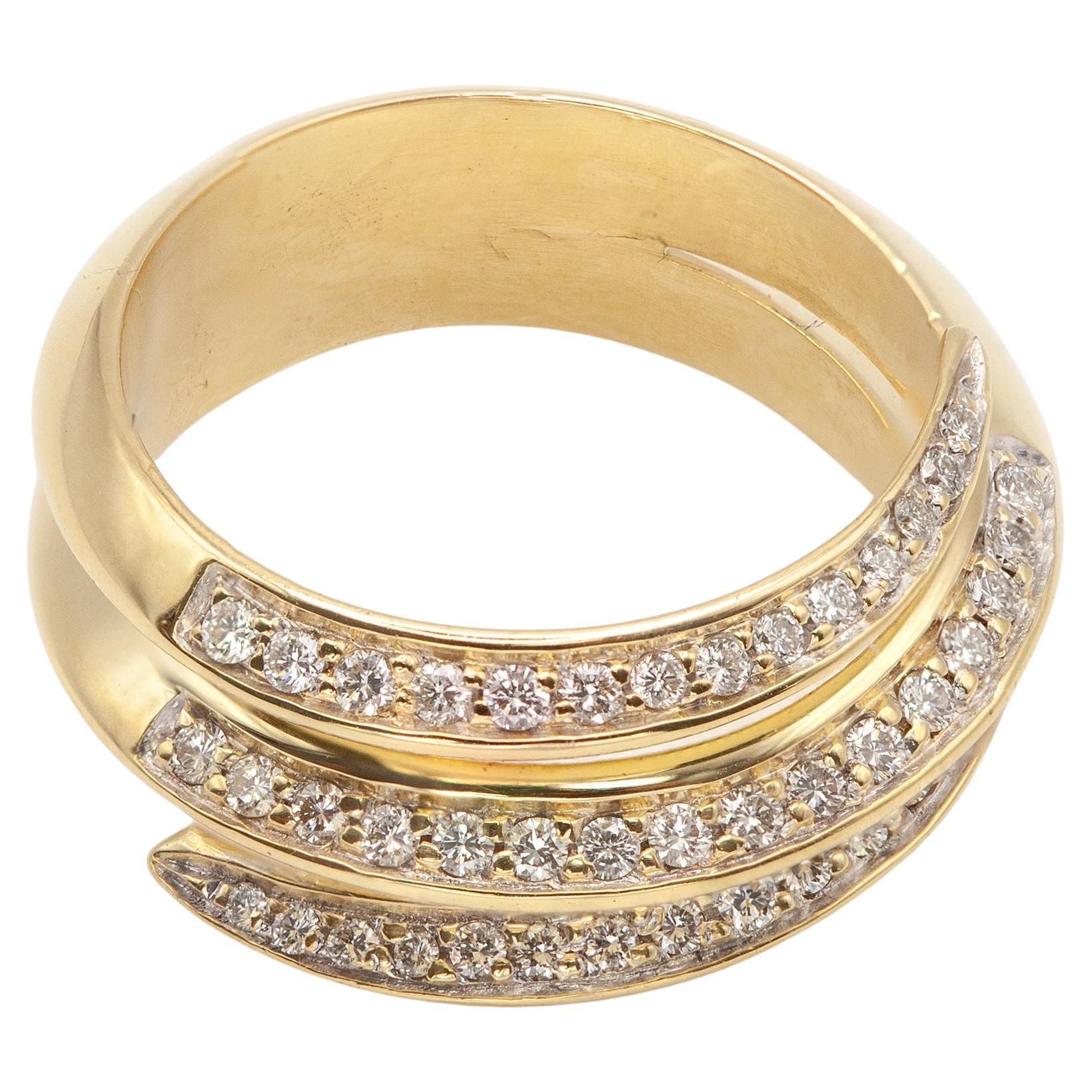 Élégante et intemporelle, cette bague enveloppante à diamants H. Stern est réalisée en or jaune 18 carats massif et présente trois bandes qui se chevauchent gracieusement. Chaque bande est pavée de diamants taille brillant, de couleur approximative
