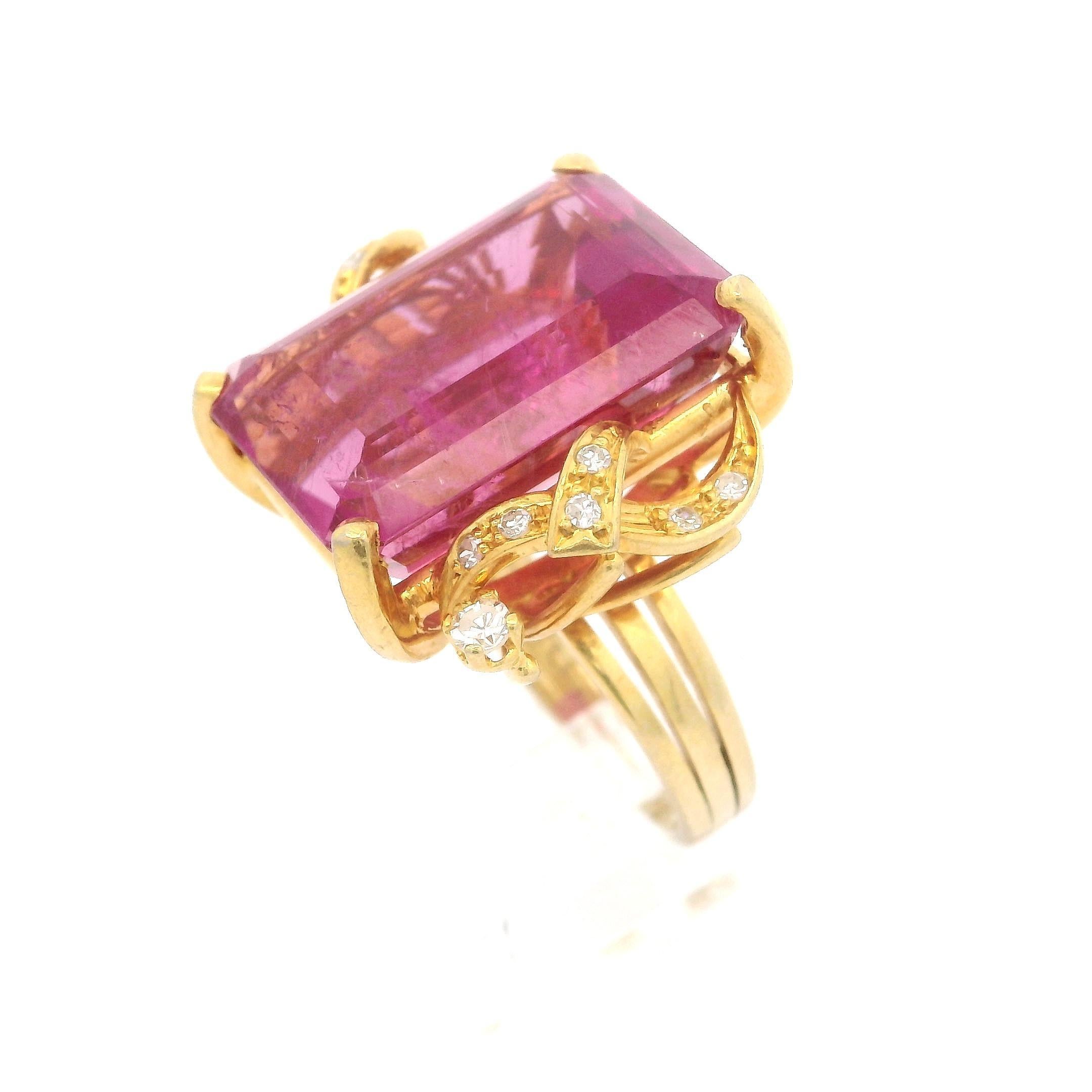 H. Stern Anillo de cóctel floral de diamantes con turmalina rosa vívida GIA en oro amarillo de 18 quilates Corte esmeralda
