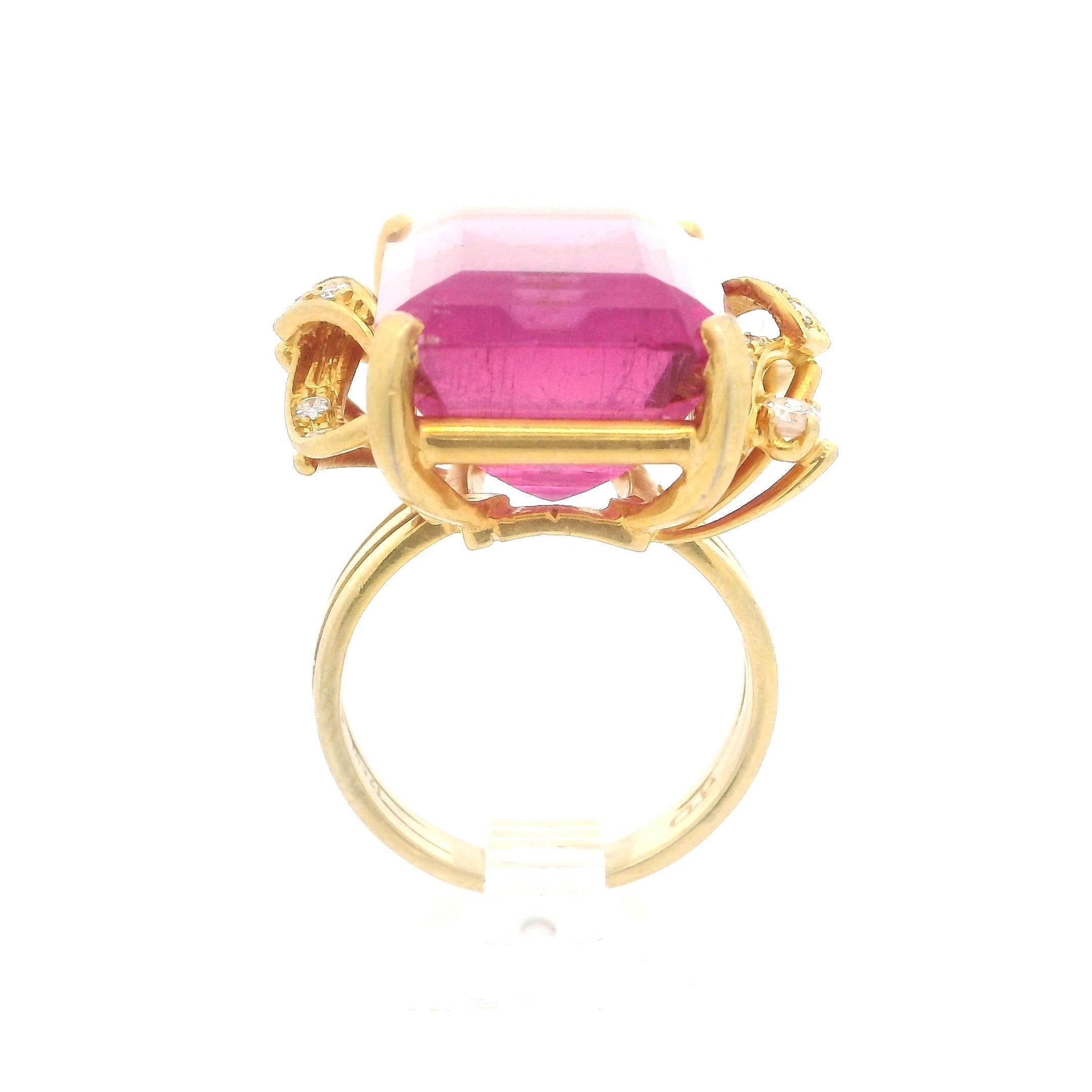 H. Stern Anillo de cóctel floral de diamantes con turmalina rosa vívida GIA en oro amarillo de 18 quilates en Excelente Estado en Montclair, NJ