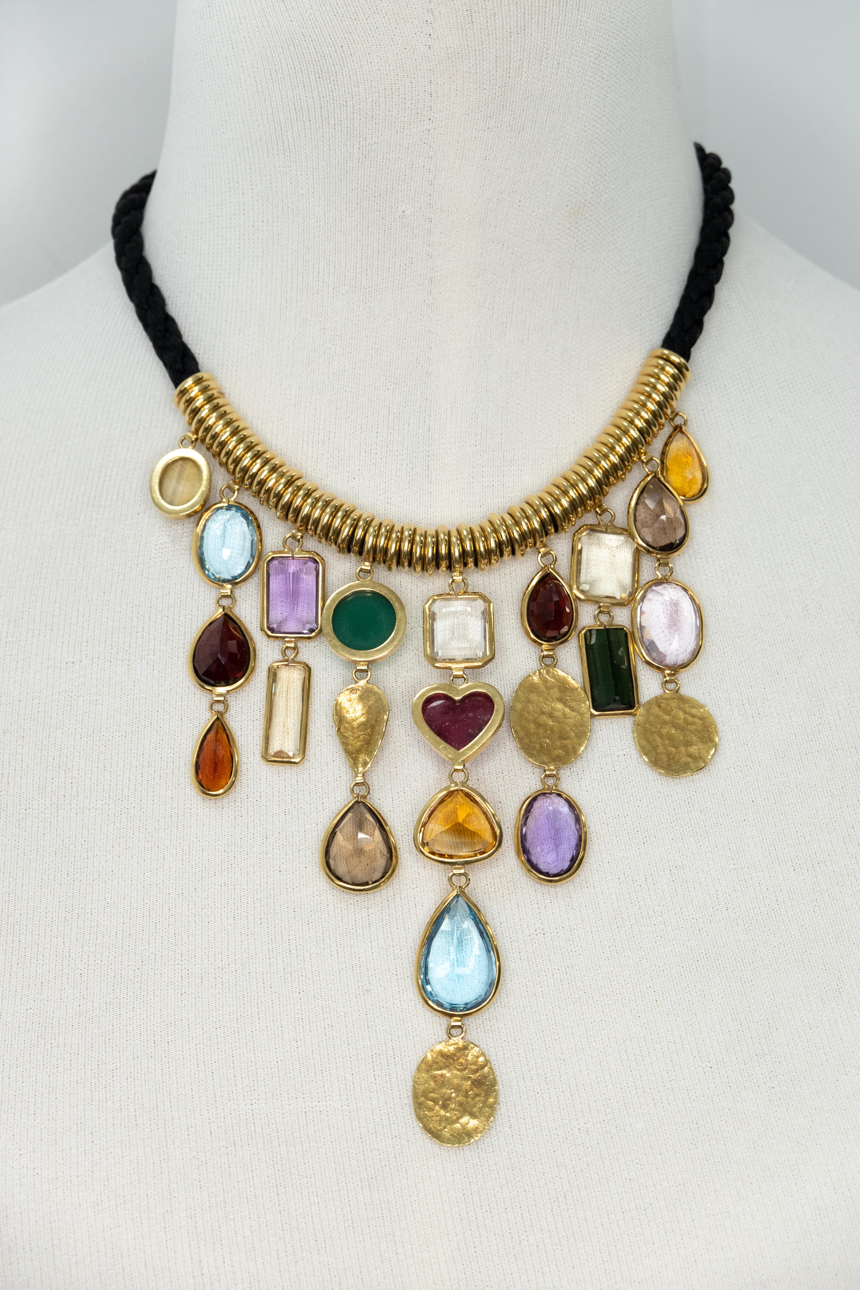 Un collier saisissant et ludique de H. Stern, qui met en valeur la créativité de la maison en matière de couleurs et de formes. Le modèle présente une cascade de pierres précieuses serties, dont la topaze bleue, la citrine, l'améthyste, la