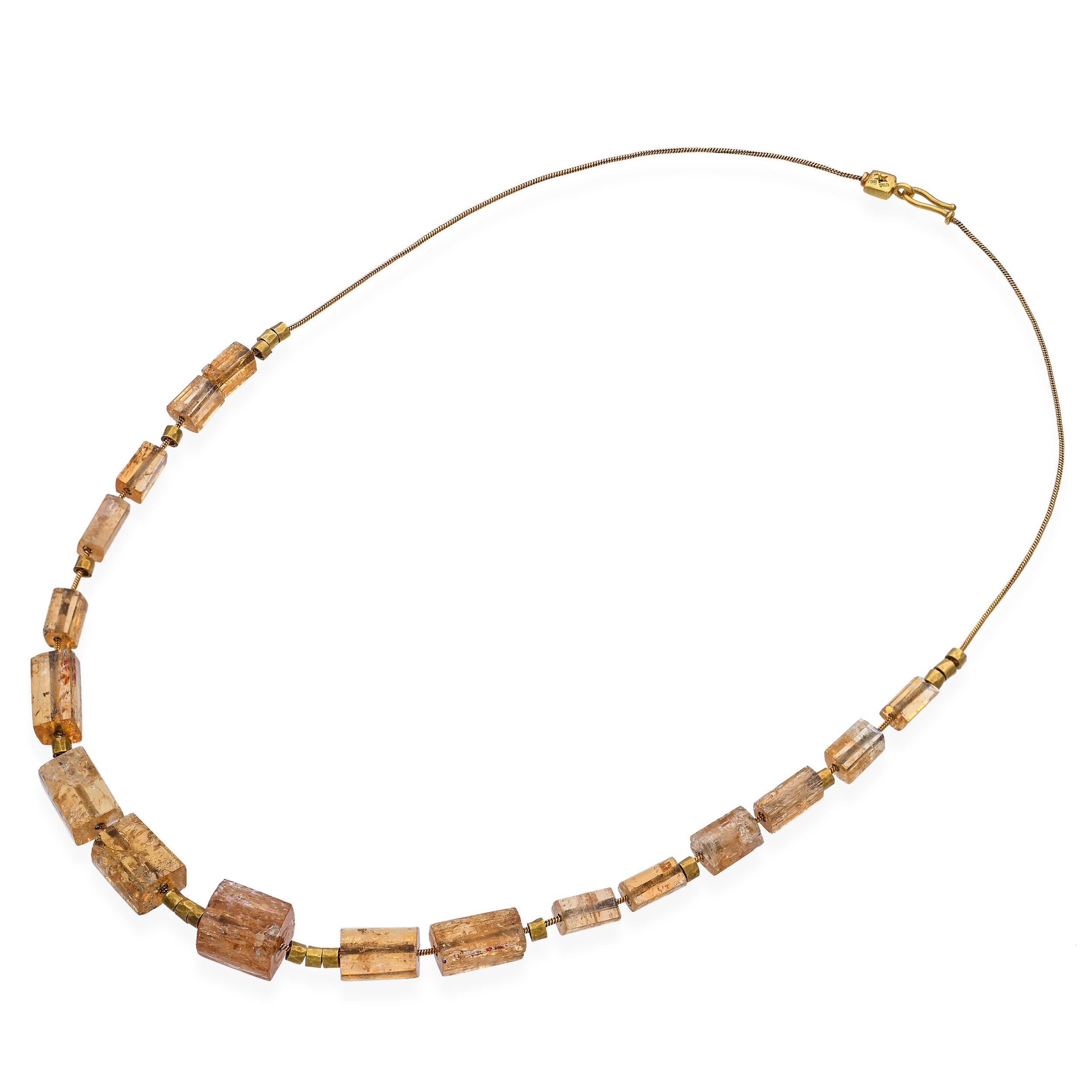 Questa collana vintage di H. Stern presenta uno splendido filo di perle di cristallo topazio grezzo leggermente lucidato, che offre un equilibrio armonioso tra la consistenza naturale grezza e la sottile raffinatezza. I cristalli sono unici, con