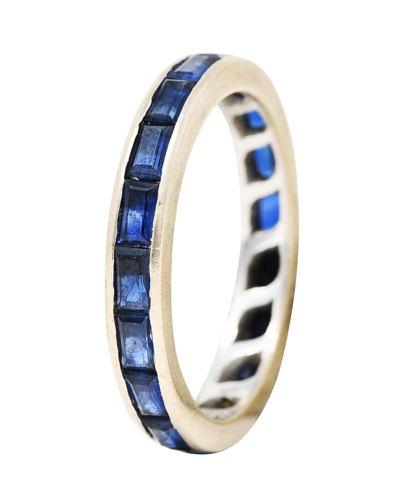 L'anello a fascia per l'eternità è incastonato a canale intorno allo zaffiro taglio calibrè.

Molto ben abbinato nel forte colore blu reale

Il peso complessivo è di circa 1,95 carati.

Completato da pareti del canale lucidate

Timbro 750 per oro 18