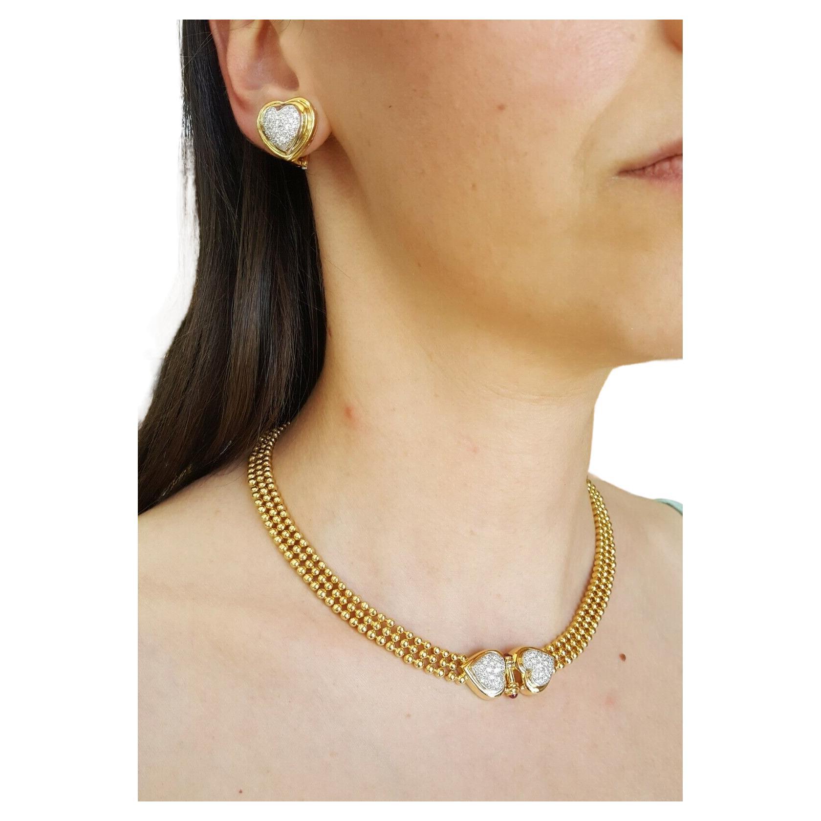 Eine exquisite Halskette, entworfen von H.Stern

mit einem Gesamtgewicht von 2,28 Karat  18K Gelbgold Runde Brillantschliff Diamant Doppelherz Halskette & Ohr-Clip Ohrringe Set. 

Die Ohrringe wiegen 14,7 Gramm und die Halskette 64,7 Gramm.
Das Set