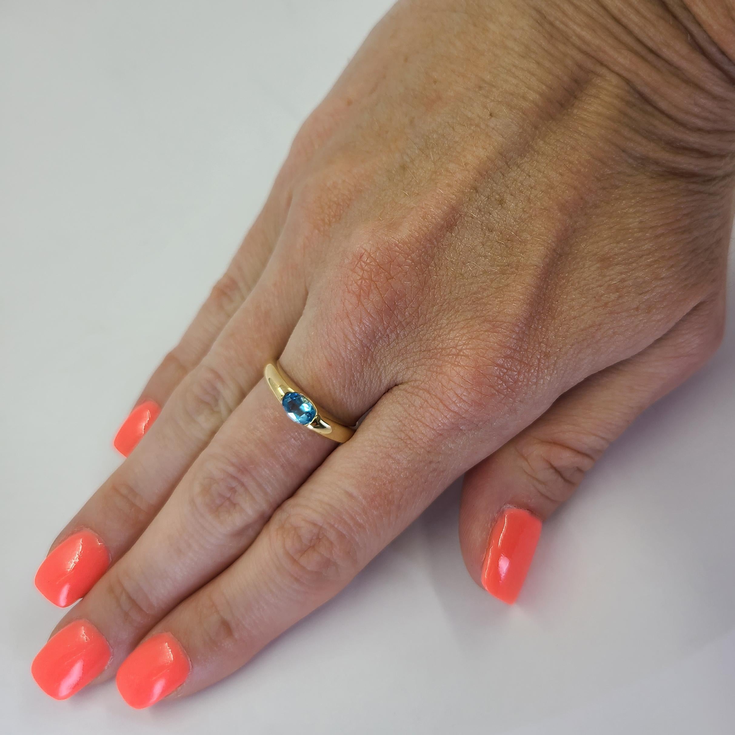 H. Stern 18 Karat Gelbgold Ring mit einem 0,40 Karat ovalen Blautopas. Fingergröße 6.5; Der Kauf beinhaltet einen Größenservice vor dem Versand. Das fertige Gewicht beträgt 2,8 Gramm. Passende Huggie Hoop Earrings sind in einer separaten Auflistung