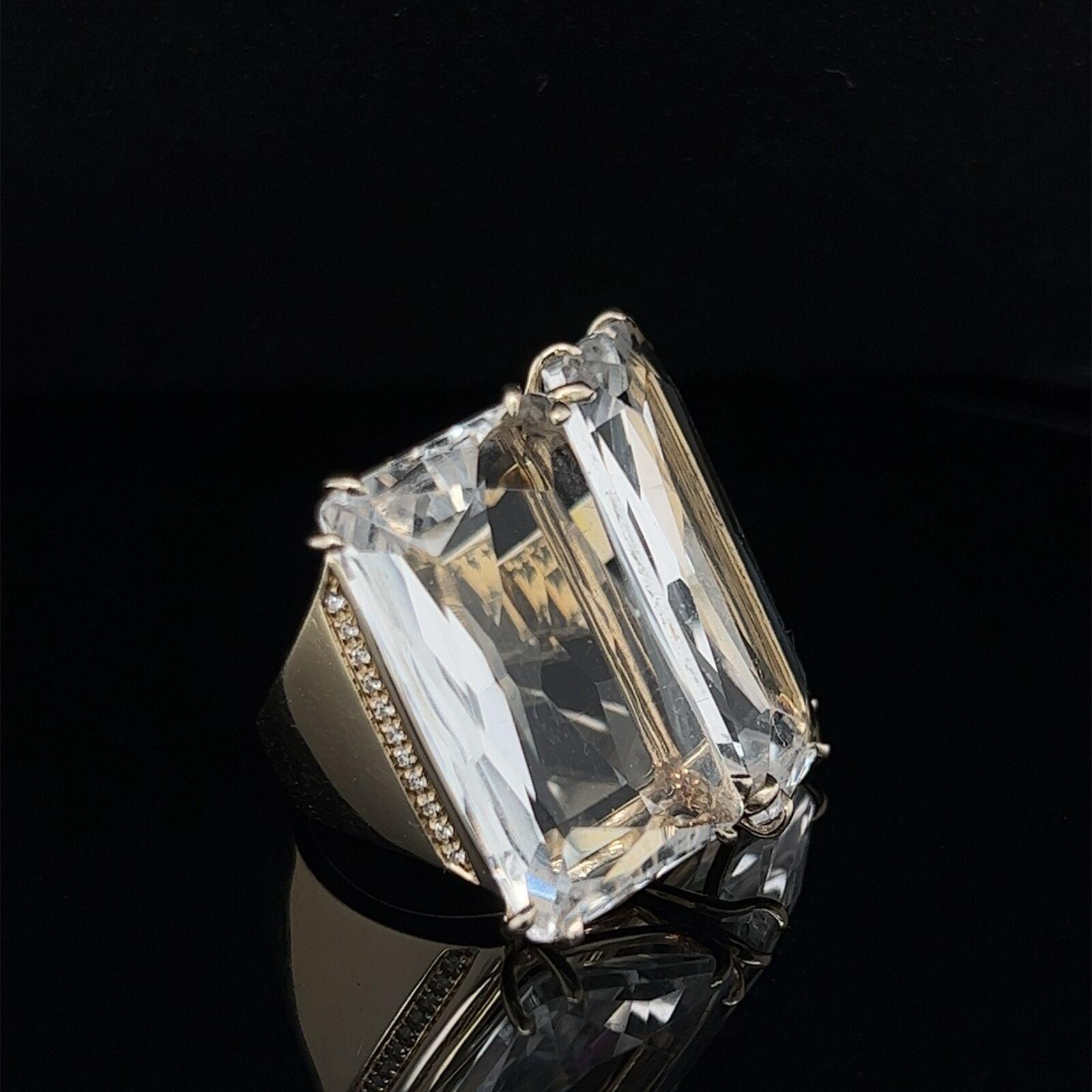 Taille ronde H. Stern Cobblestone Bague carrée en or jaune 18k cristal de roche et diamants en vente