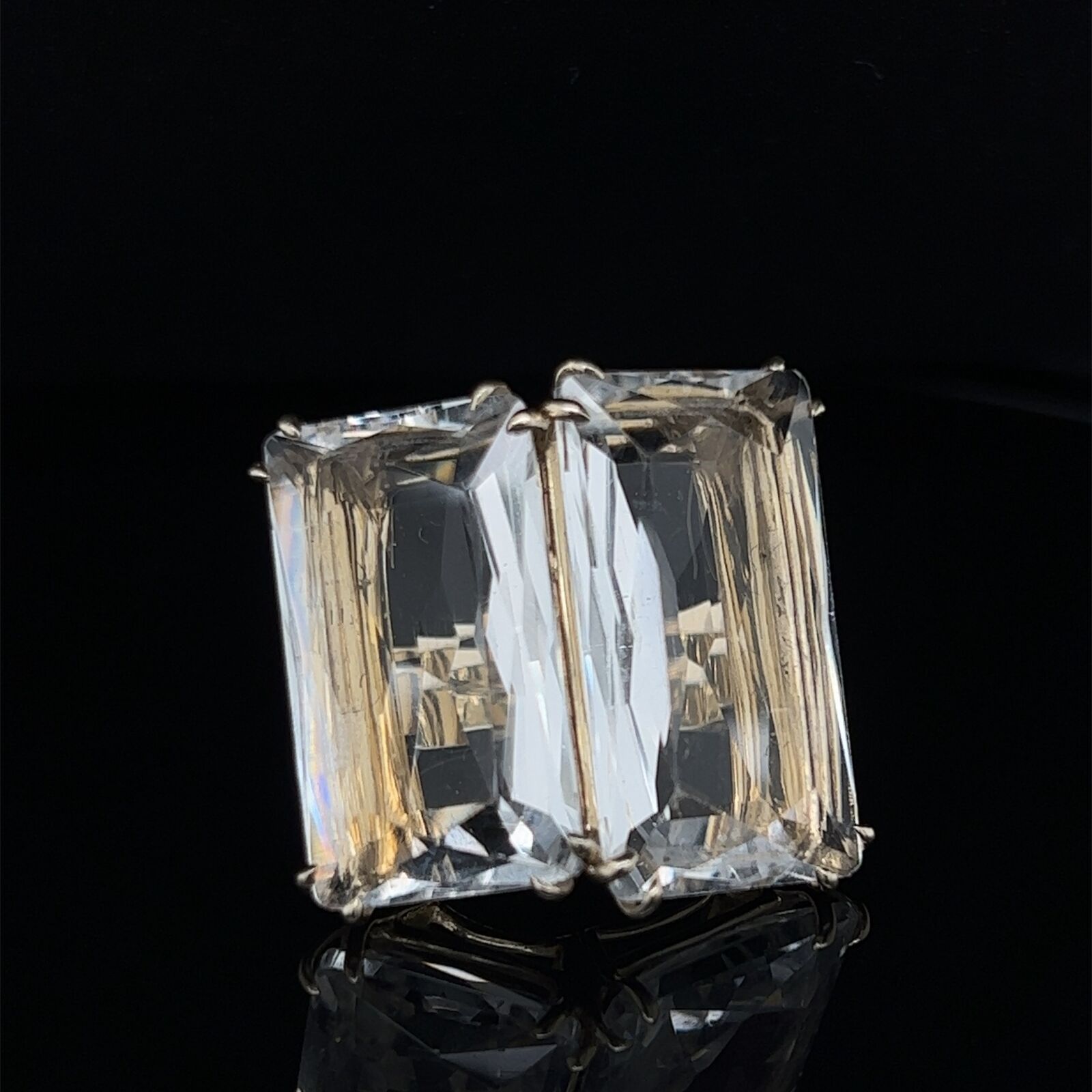 Questo grande anello autentico e impressionante è della H. Stern Cobblestone Collection. È realizzato in oro giallo 18 carati e presenta un ponte aperto a doppia cornice con 2 grandi gemme di cristallo di rocca sfaccettate a forma di rettangolo,