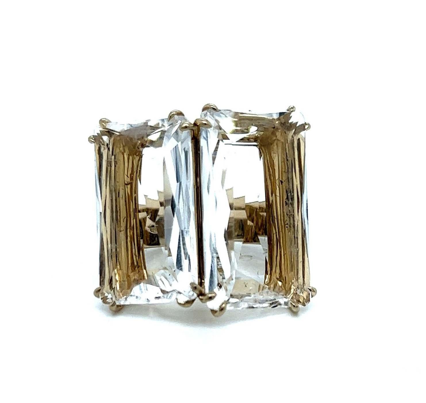 Cette grande bague authentique et impressionnante est signée H.Stern Cobblestone Collection. Réalisé en or jaune 18 carats, il présente un pont ouvert à double cadre serti de deux grandes pierres précieuses en cristal de roche clair taillées en