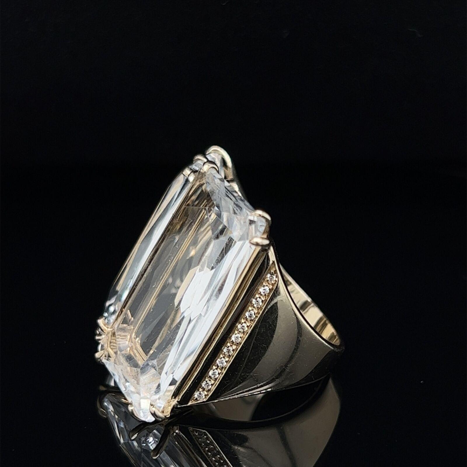 H. Stern Cobblestone 18k yellow Gold Rock Crystal & Diamonds Square Ring In Excellent Condition For Sale In Boca Raton, FL