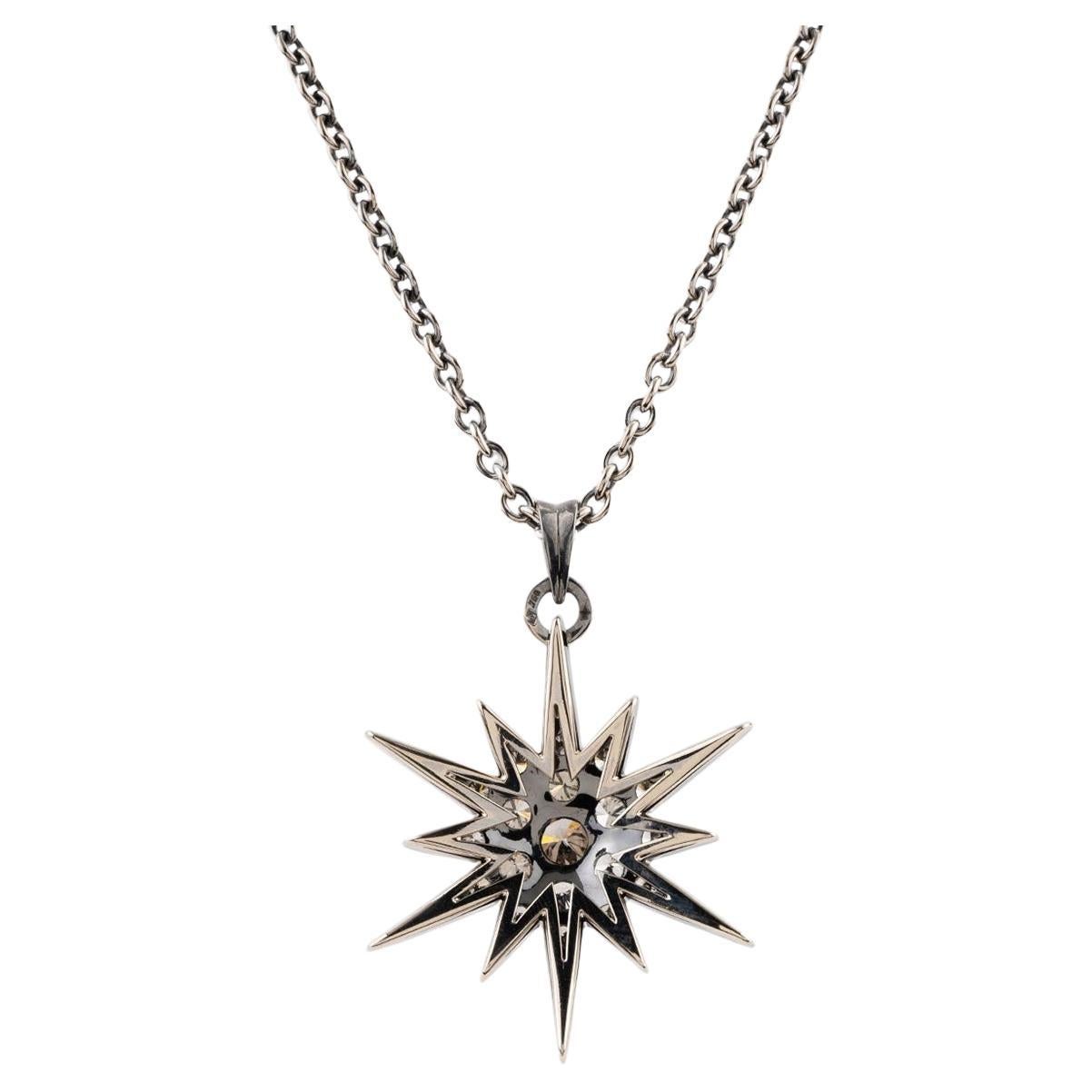 The Stars Collection is one of H Stern’s signature looks. The inspiration for creating this collection came from a Victorian tiara, dating from 1900, consisting of five-pointed stars. But the interpretation is modern. The pieces feature the