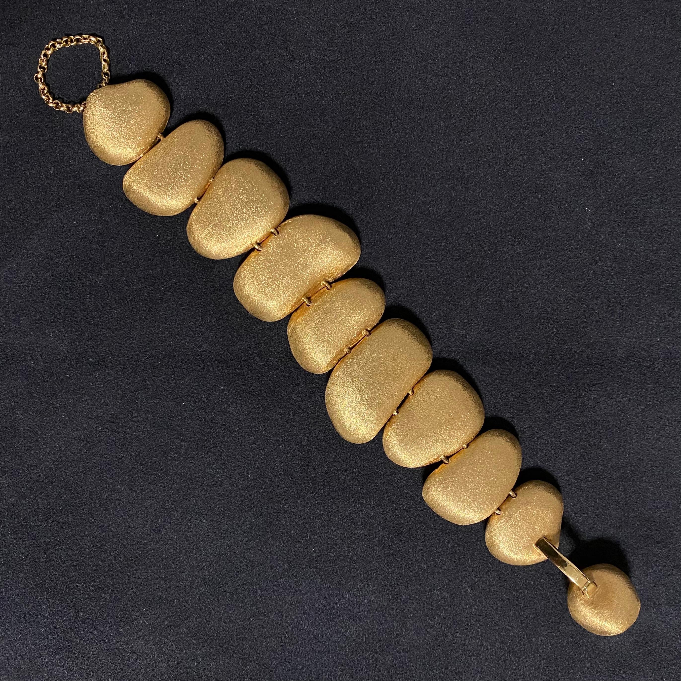 H. Stern Contemporary 10 Textured Golden Stones Bracelet 18 Karat Gold, 2010s 3