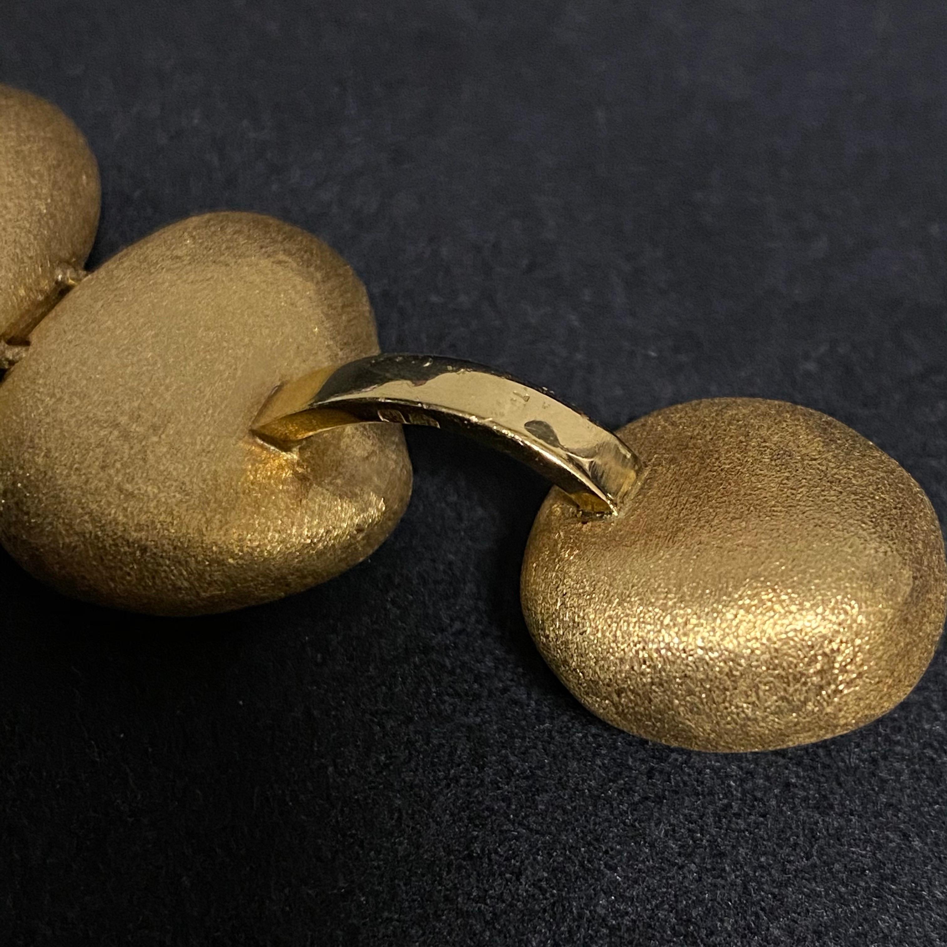H. Stern Contemporary 10 Textured Golden Stones Bracelet 18 Karat Gold, 2010s 8