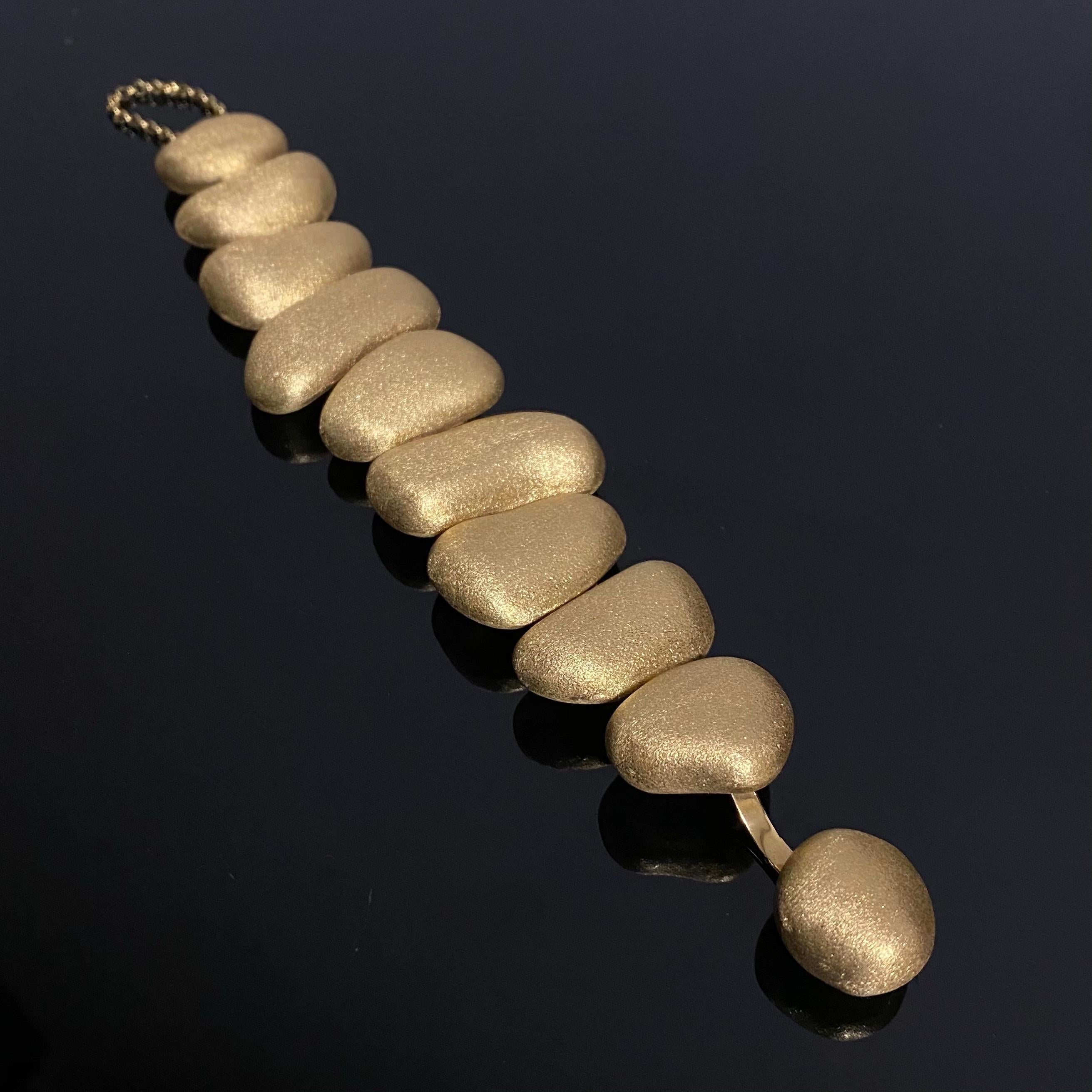 H. Stern Contemporary 10 Textured Golden Stones Bracelet 18 Karat Gold, 2010s 1