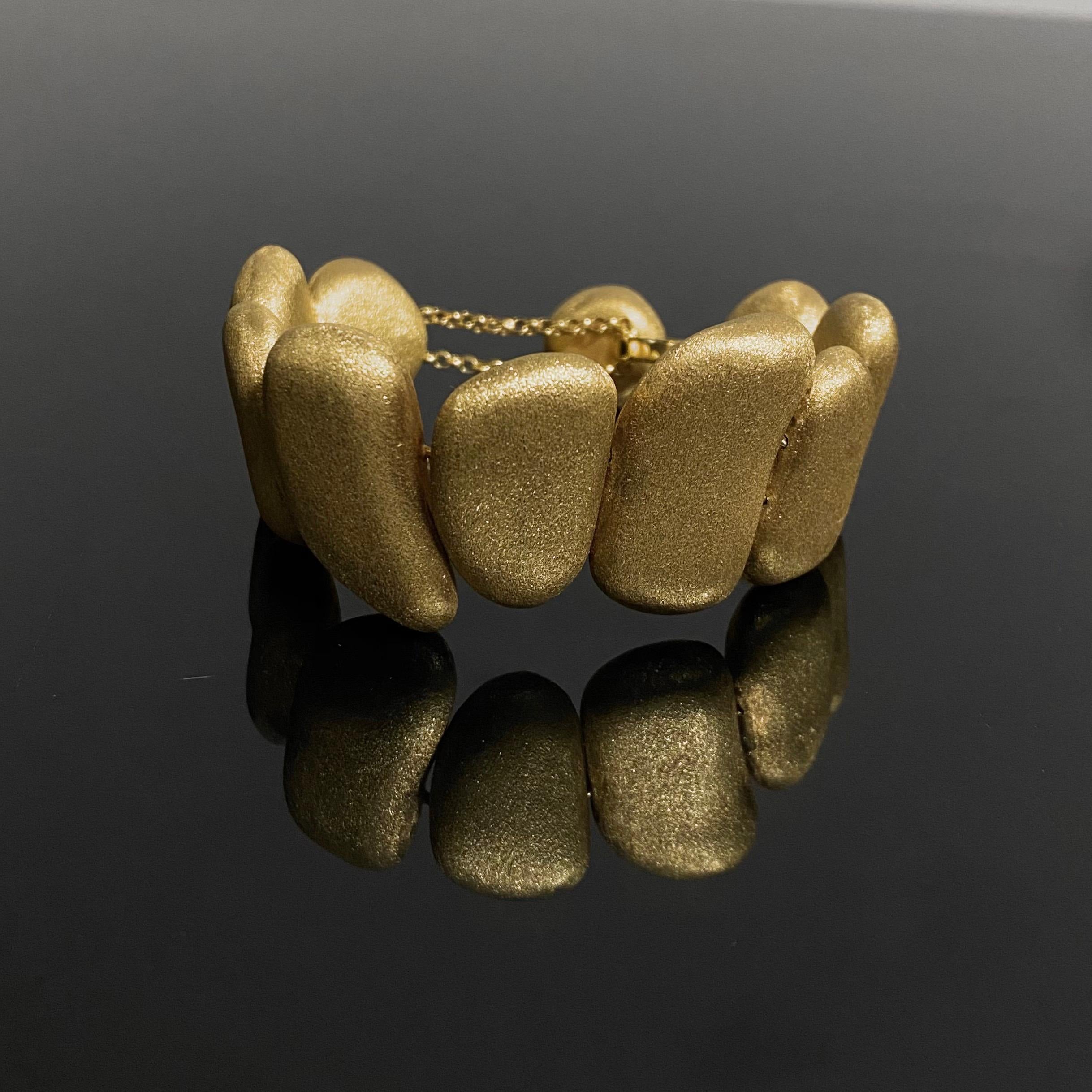 H. Stern Contemporary 10 Textured Golden Stones Bracelet 18 Karat Gold, 2010s 2