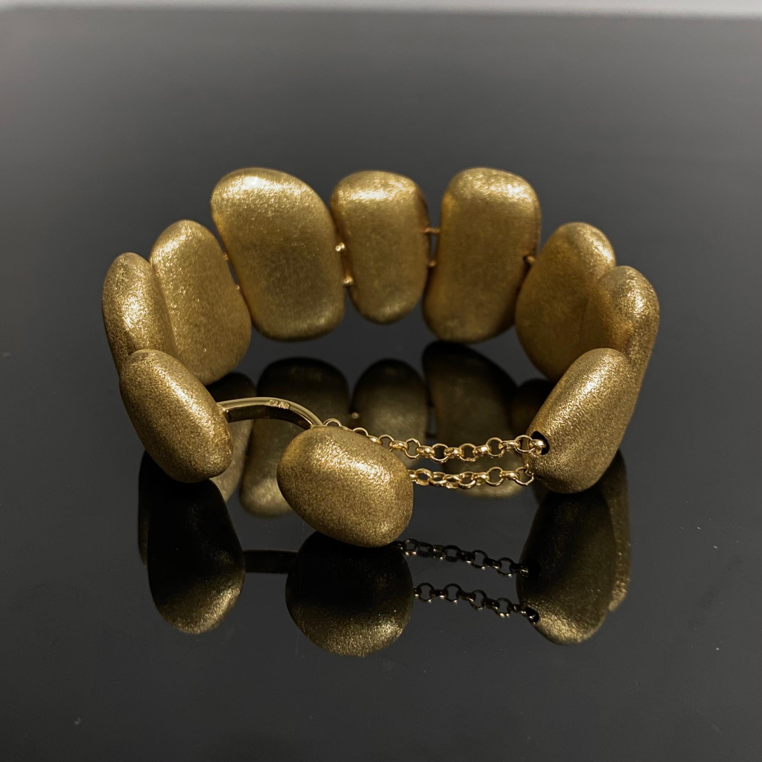 H. Stern Contemporary 10 Textured Golden Stones Bracelet 18 Karat Gold, 2010s 3