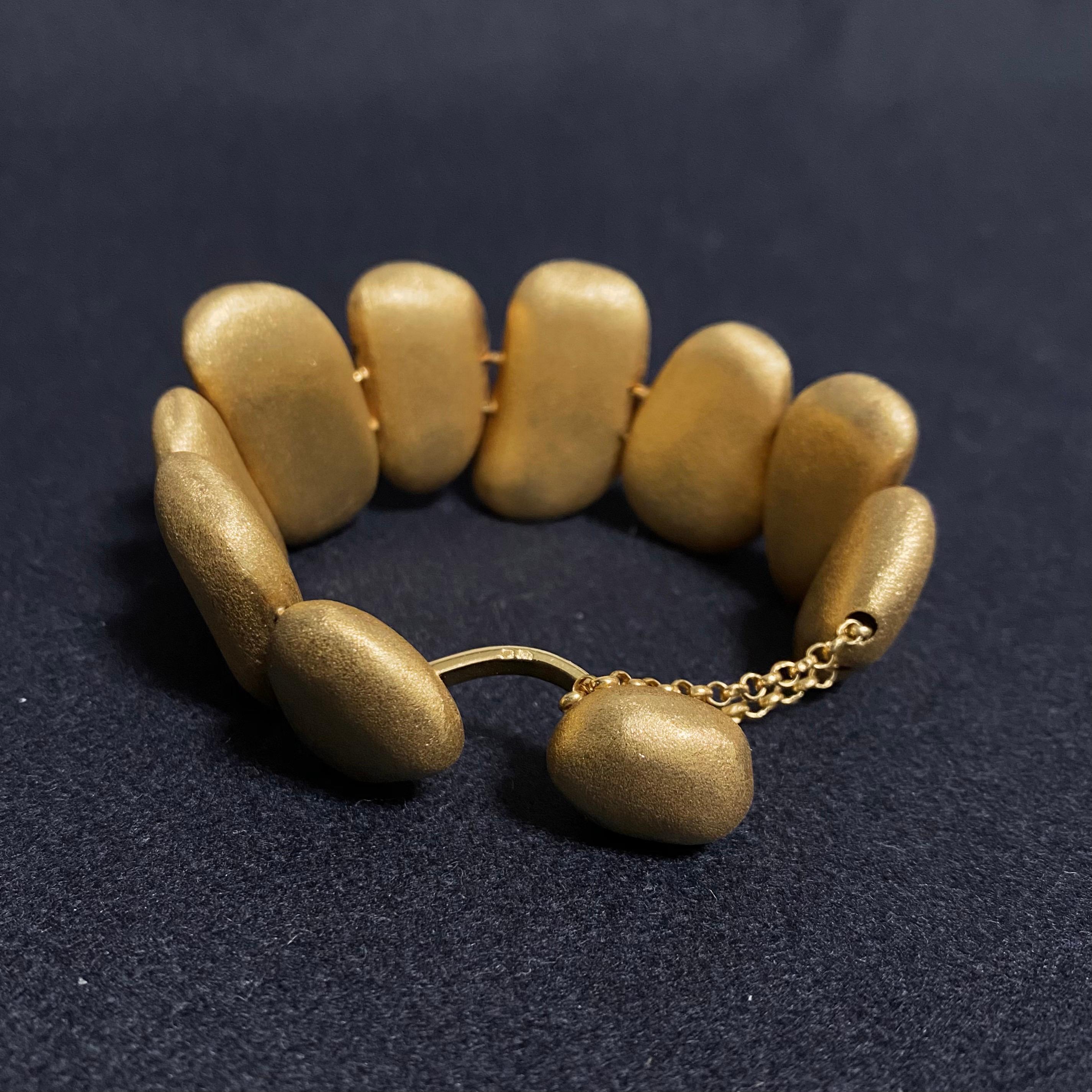 H. Stern Contemporary 10 Textured Golden Stones Bracelet 18 Karat Gold, 2010s 4