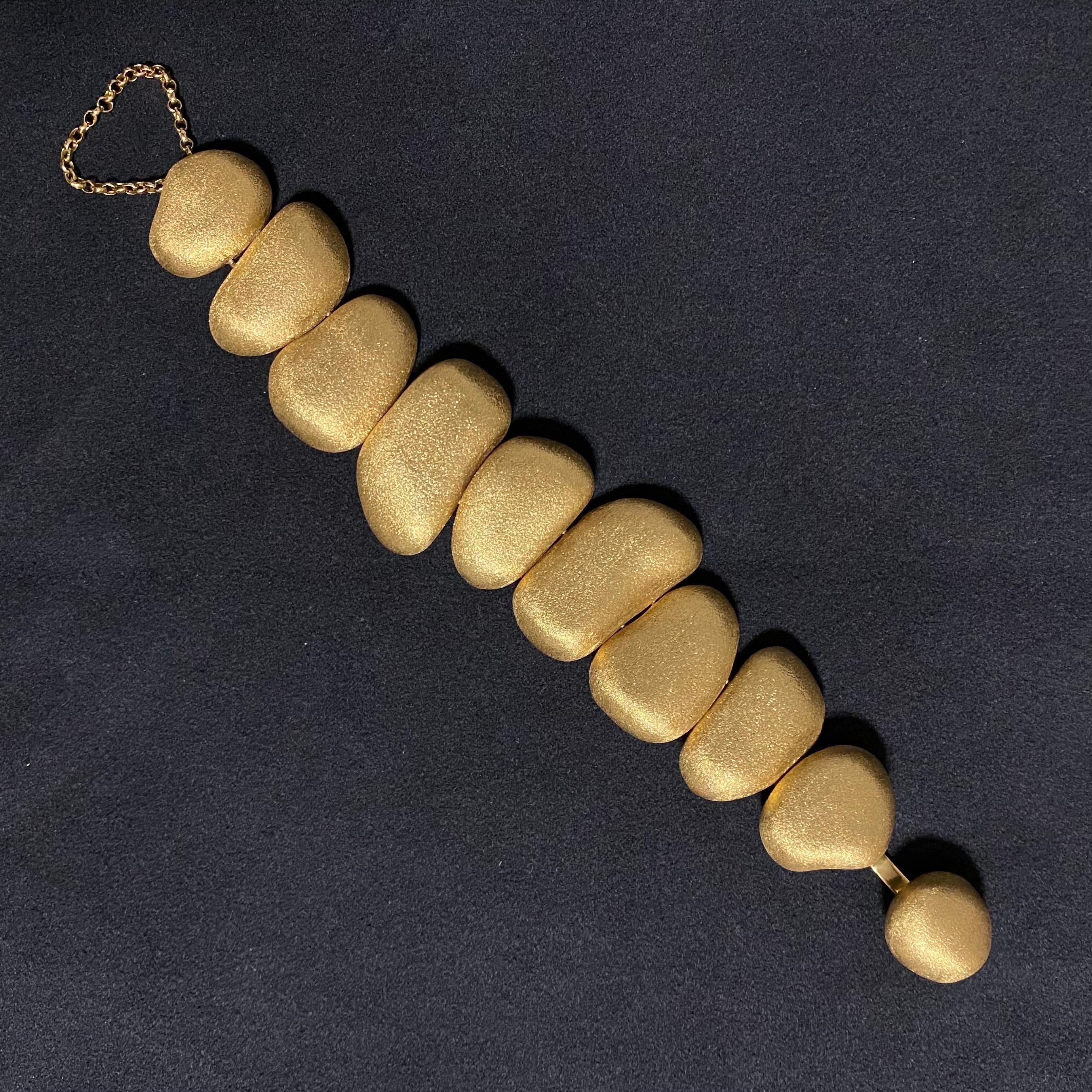 H. Stern Contemporary 10 Textured Golden Stones Bracelet 18 Karat Gold, 2010s 5