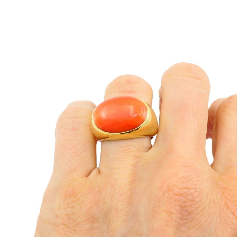 Questo anello di corallo di H. Stern ha una presenza calda e sobria che si basa su forma e materiale. Incastonato in una fascia d'oro 18k arrotondata e levigata, questo anello vintage presenta un singolo cabochon ovale di corallo naturale.
