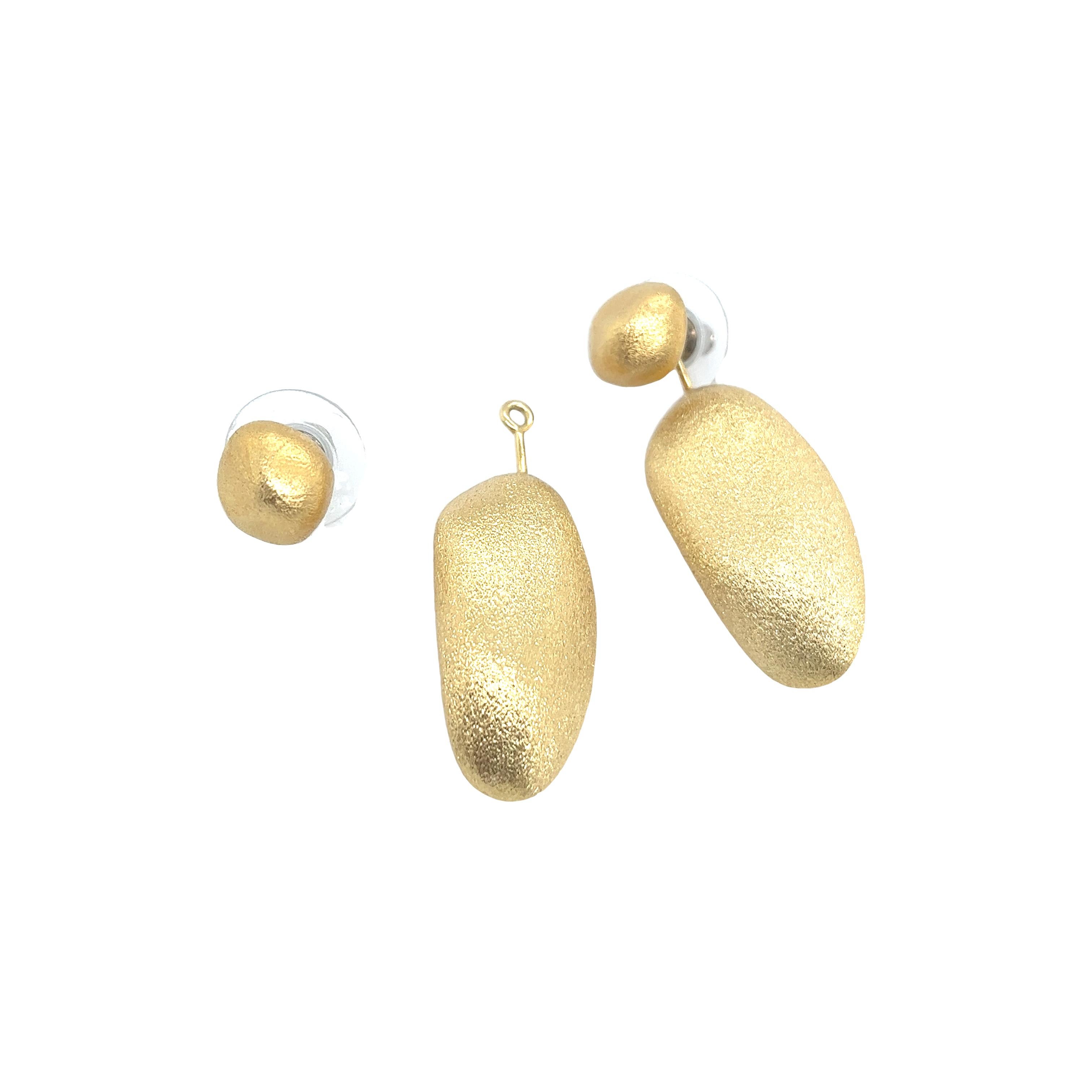 Stunning pair H. Stern Golden Stone Day-and-night 
convertible earrings in 18ct yellow gold, 
each earring features a detachable stone earring 
and can be worn single or with the drop larger stone removable setting.
For pierced ears.
Signature: