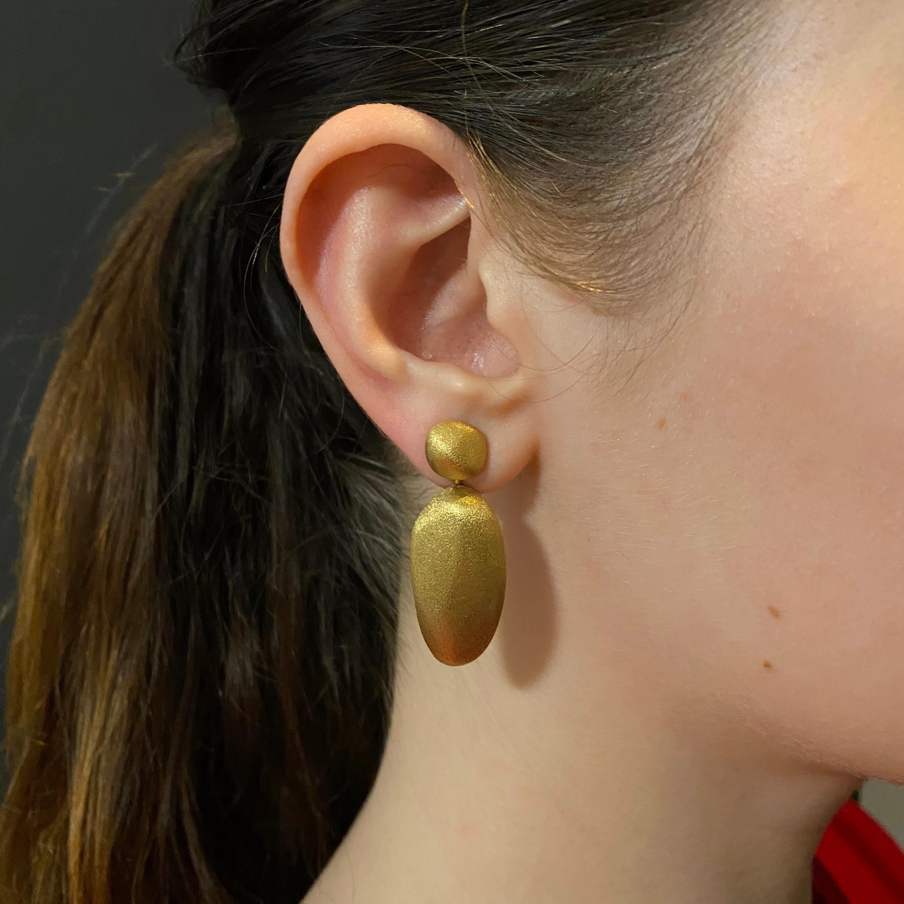 Paire de pendants d'oreilles amovibles convertibles jour et nuit en or jaune 18 carats, H. Stern, Brésil, années 2000. Chaque boucle d'oreille est conçue comme un petit galet d'or texturé de forme irrégulière suspendant un plus grand galet allongé,