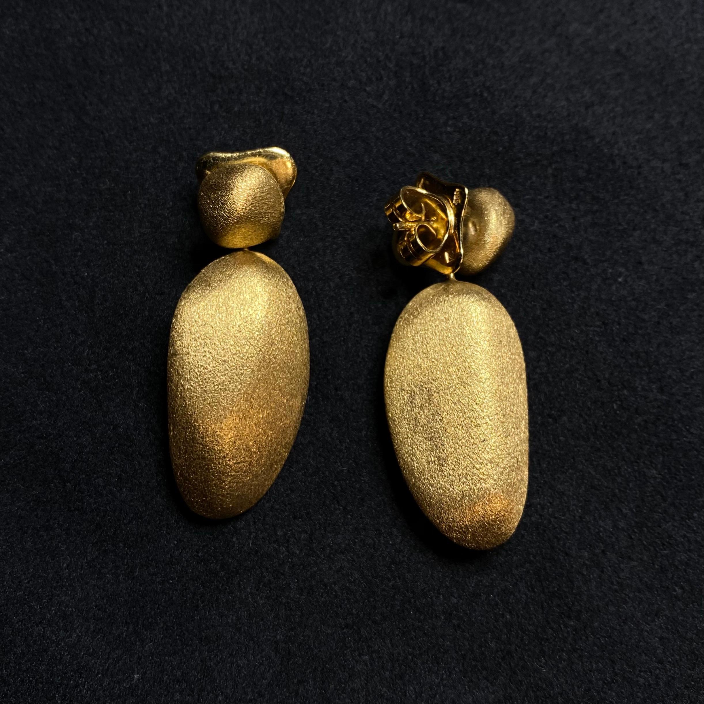 H. Stern Boucles d'oreilles pendantes Day Night convertibles en or jaune et pierres dorées texturées Pour femmes en vente