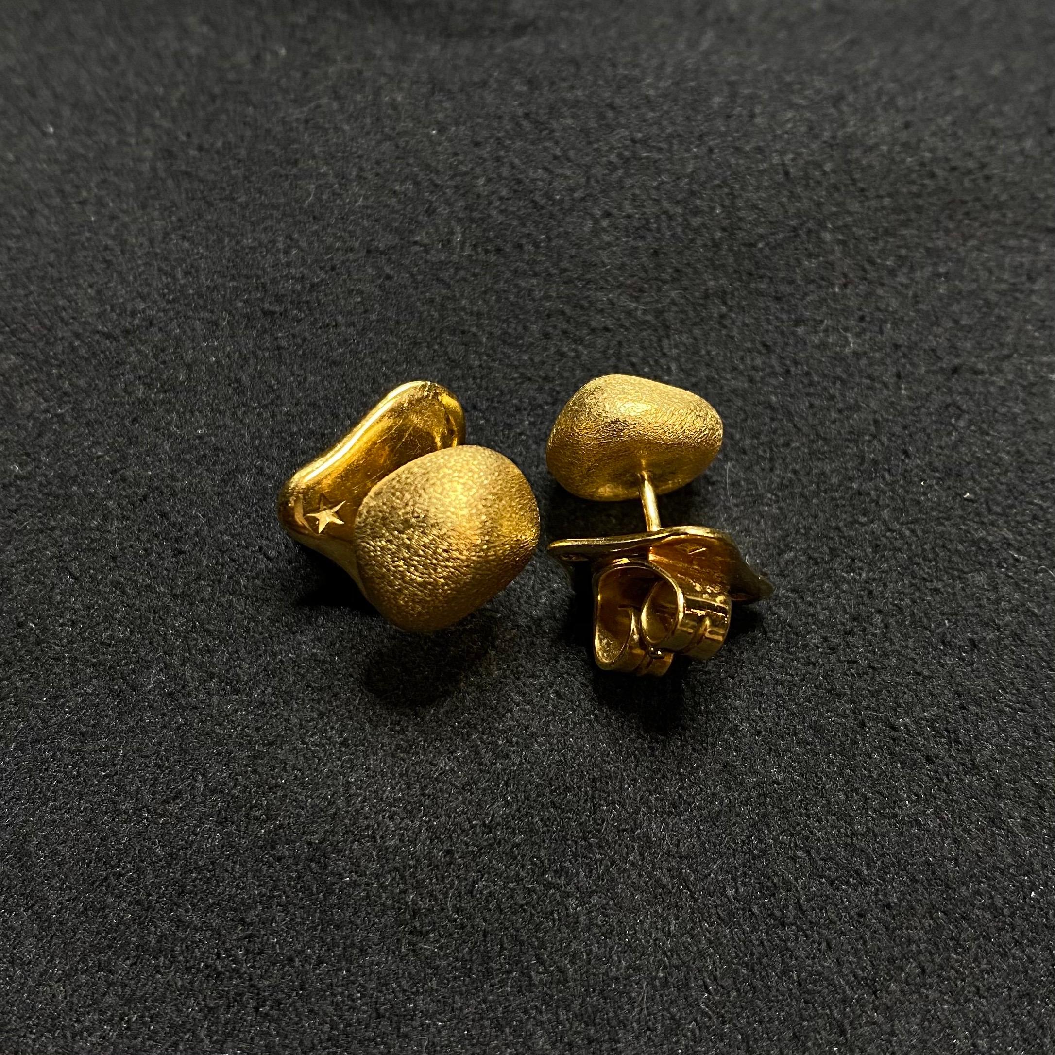 H. Stern Boucles d'oreilles pendantes Day Night convertibles en or jaune et pierres dorées texturées en vente 1